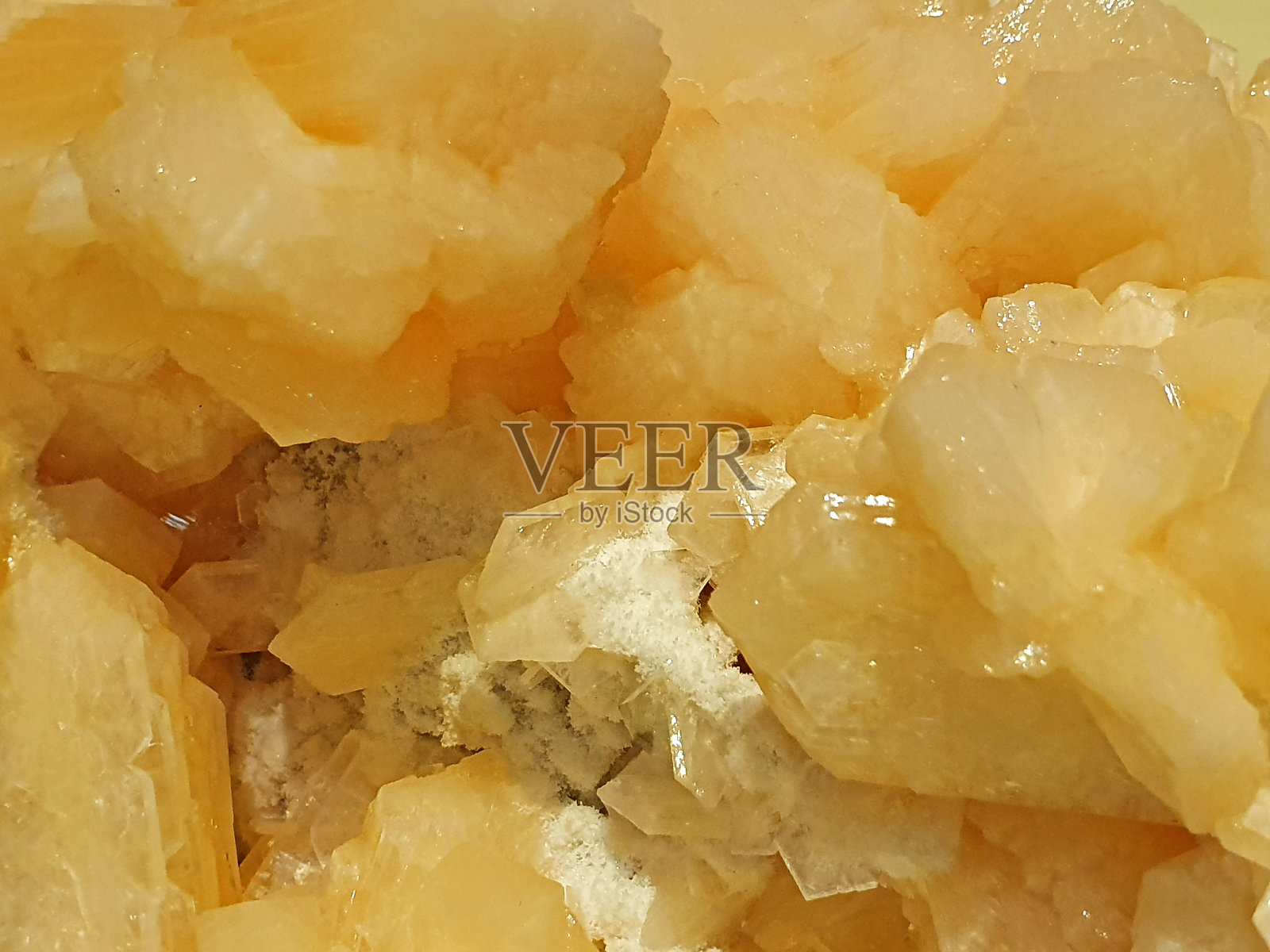 石英。粉白色光滑的结晶体，被雪彻底粉化。照片摄影图片