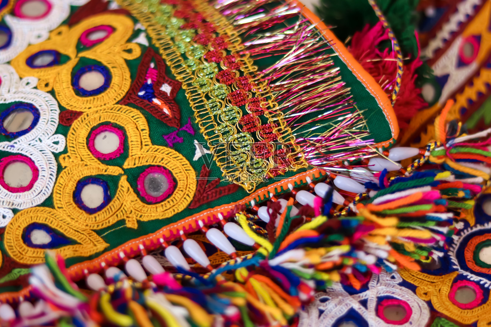 刺绣民族花卉颈部线花设计近看，传统匈牙利马约刺绣图案。印度手工刺绣照片摄影图片