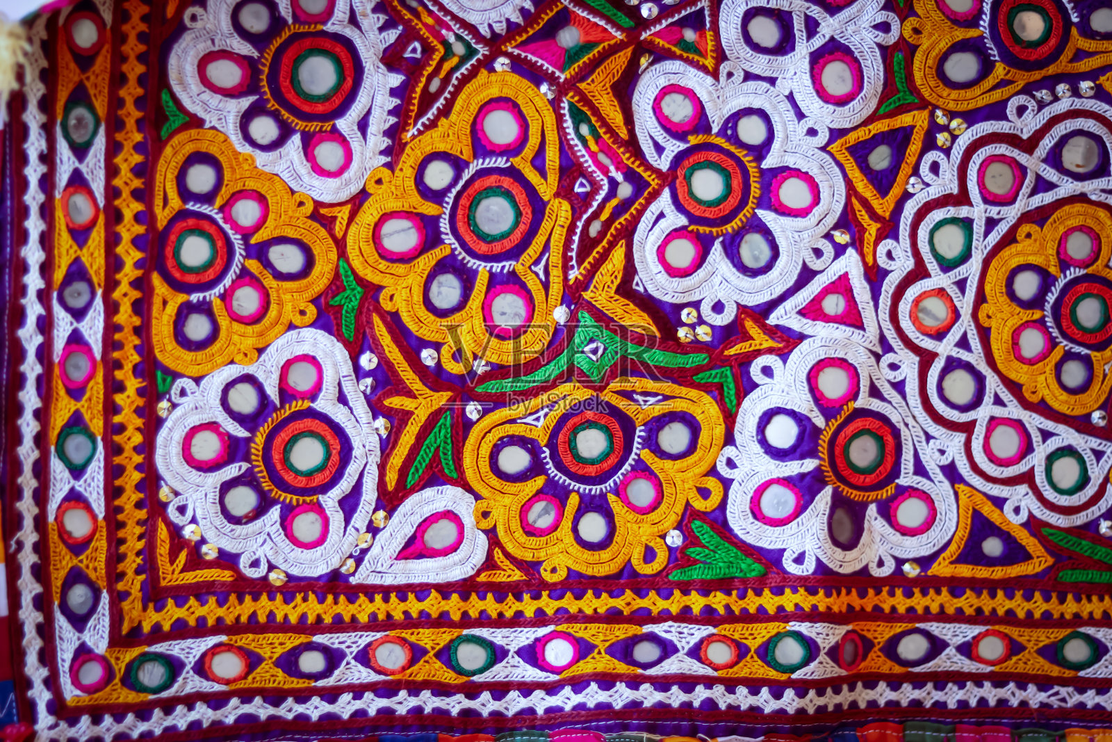 刺绣民族花卉颈部线花设计近看，传统匈牙利马约刺绣图案。印度手工刺绣照片摄影图片