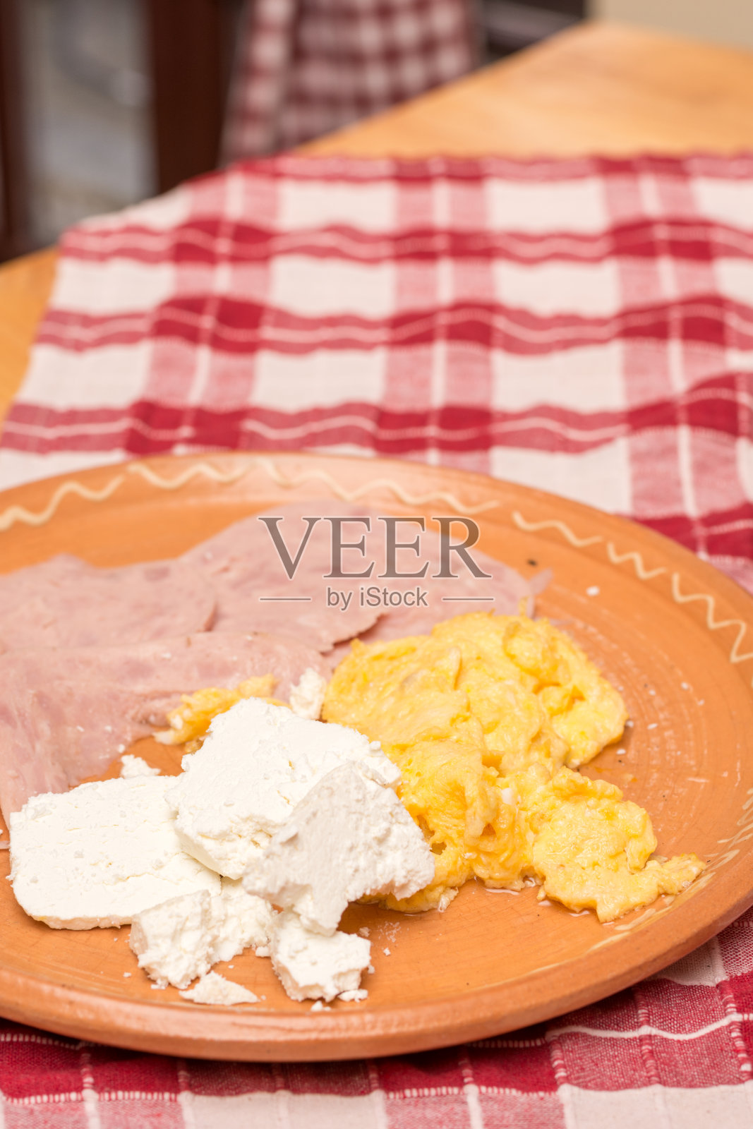 盛在盘子里的火腿蛋和奶酪照片摄影图片