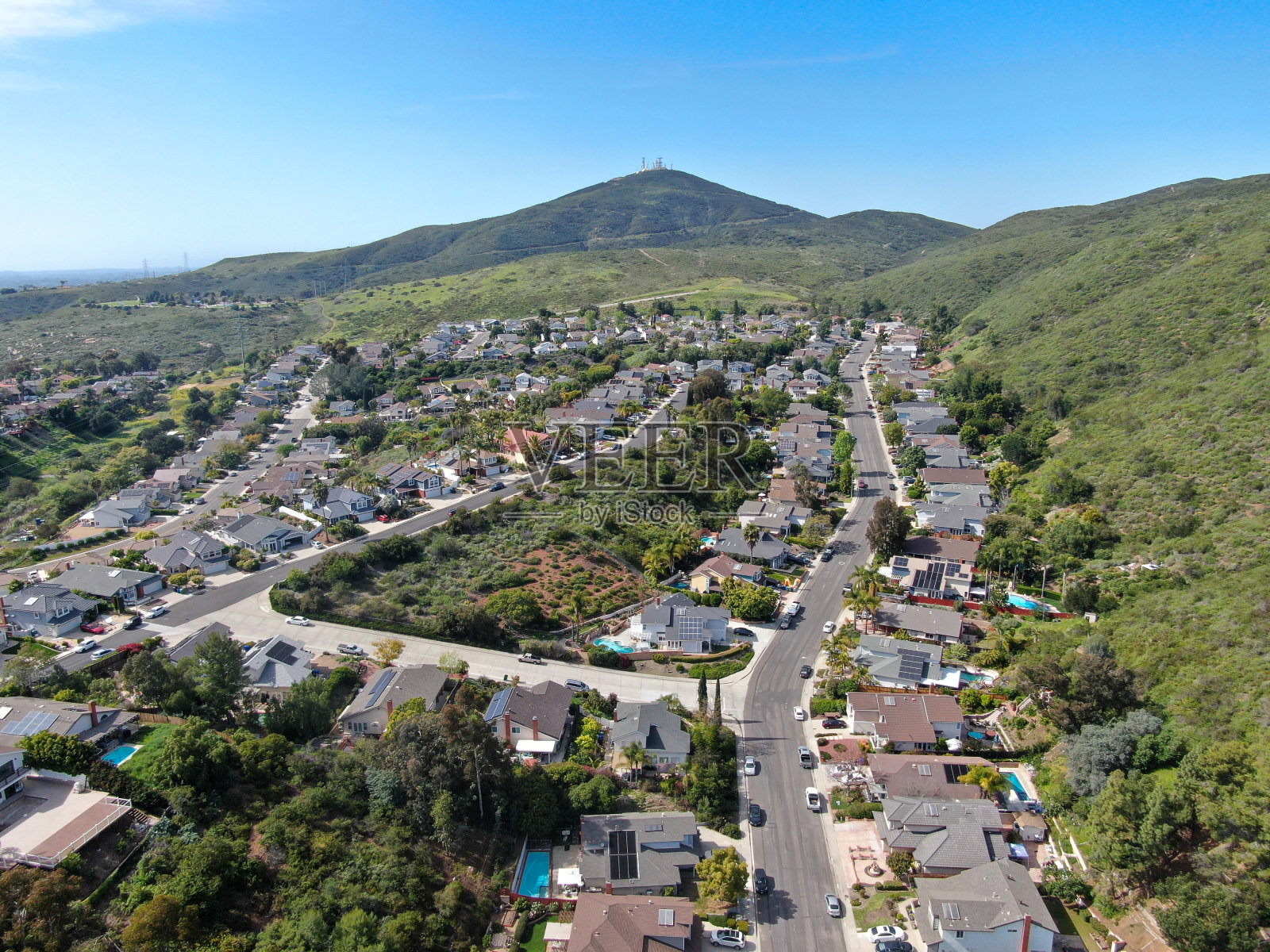 山谷中上阶层社区鸟瞰图，有住宅和游泳池照片摄影图片