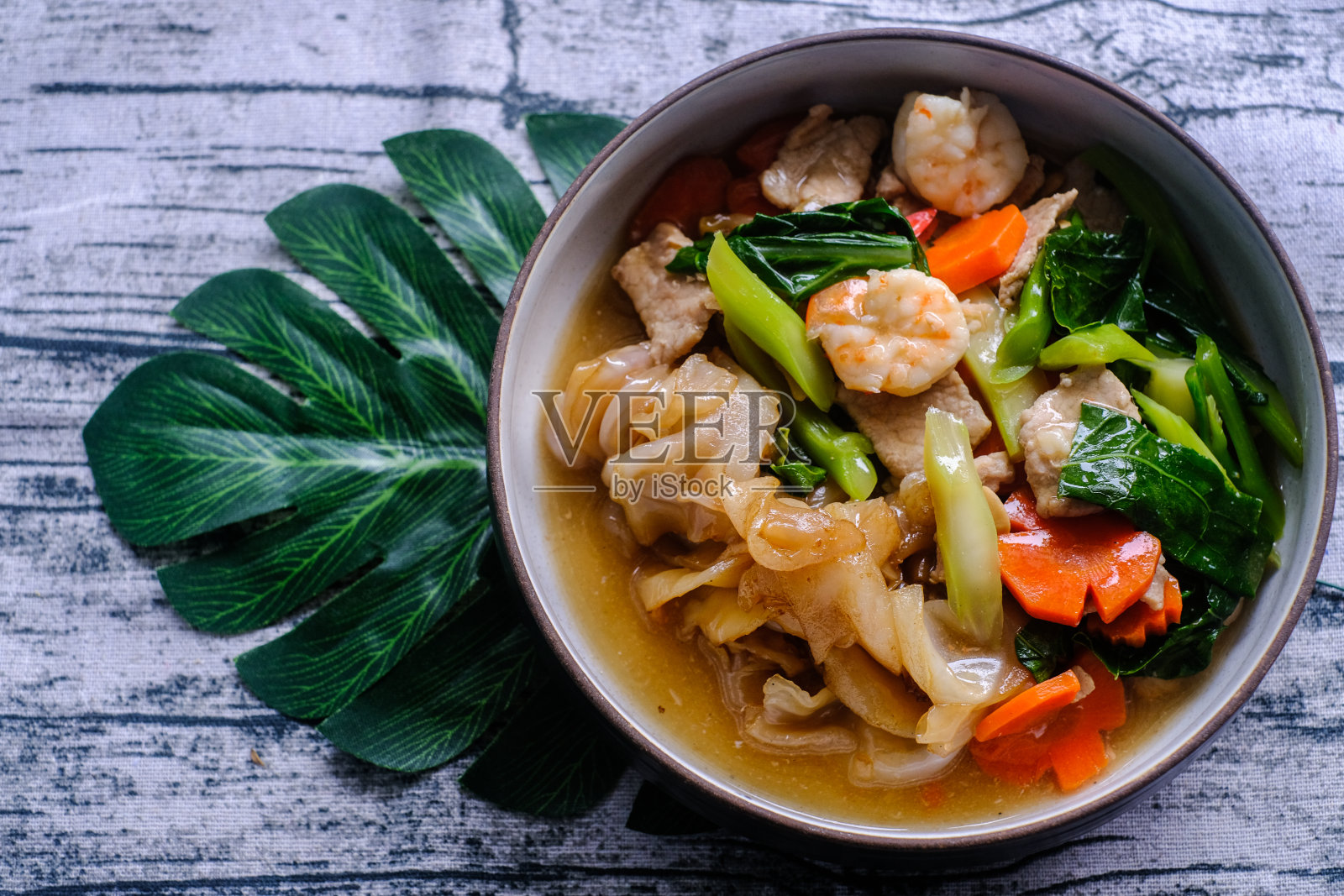 海鲜和肉汁猪肉宽米粉，亚洲美食。健康美味的菜单。俯视图和复制空间。照片摄影图片