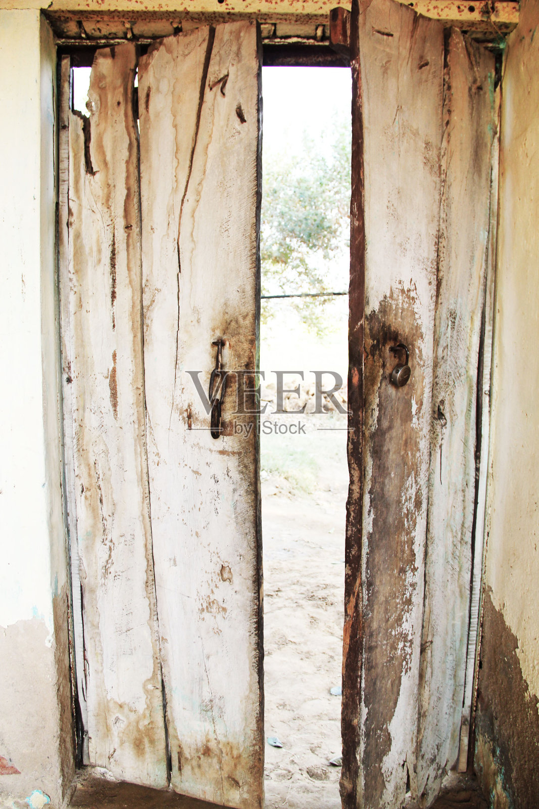 生锈的老木门锁。木门在古代村落中使用。照片摄影图片