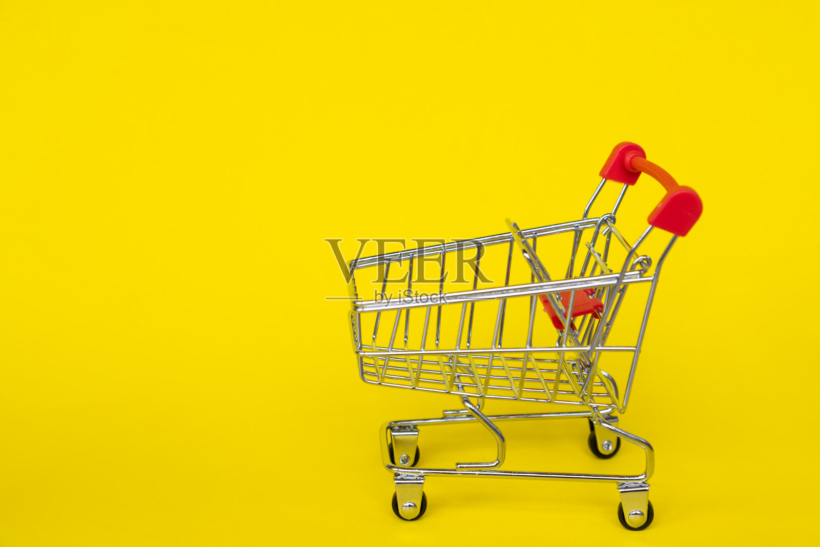 黄色背景的小红车，有拷贝空间，概念开商业销售，照片摄影图片