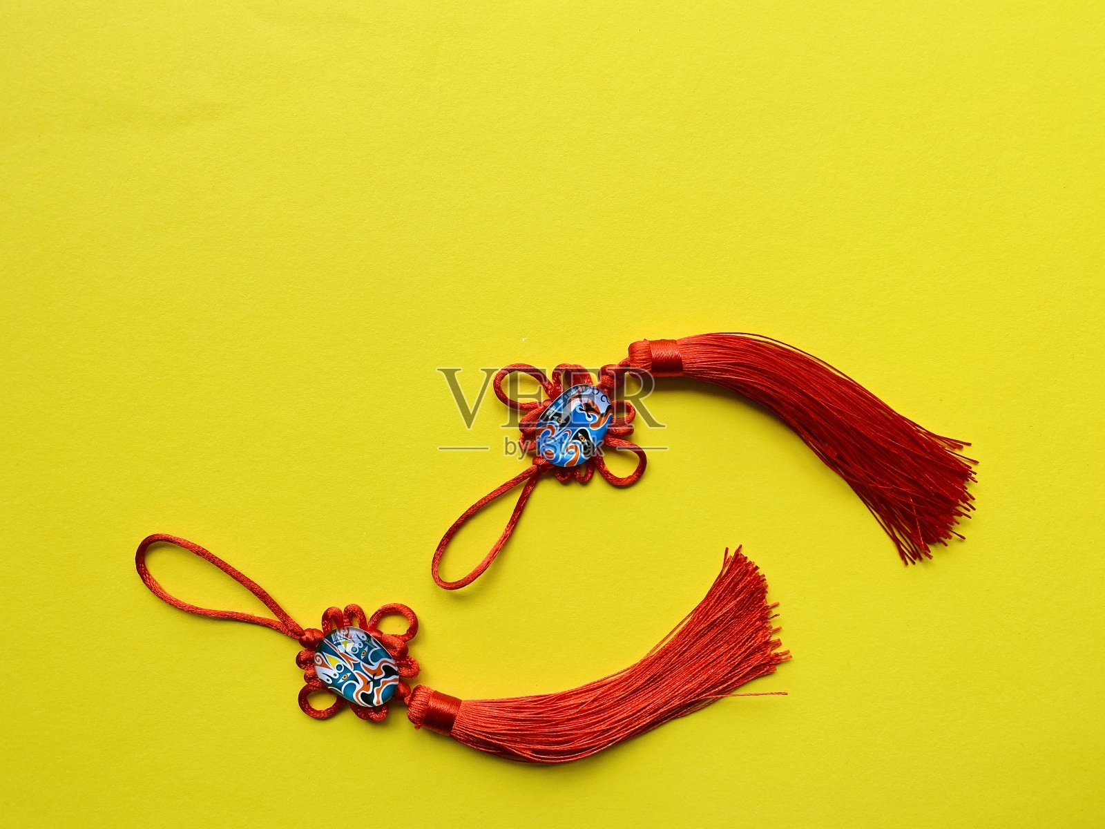 红色中国结好运黄色背景与复制空间。照片摄影图片