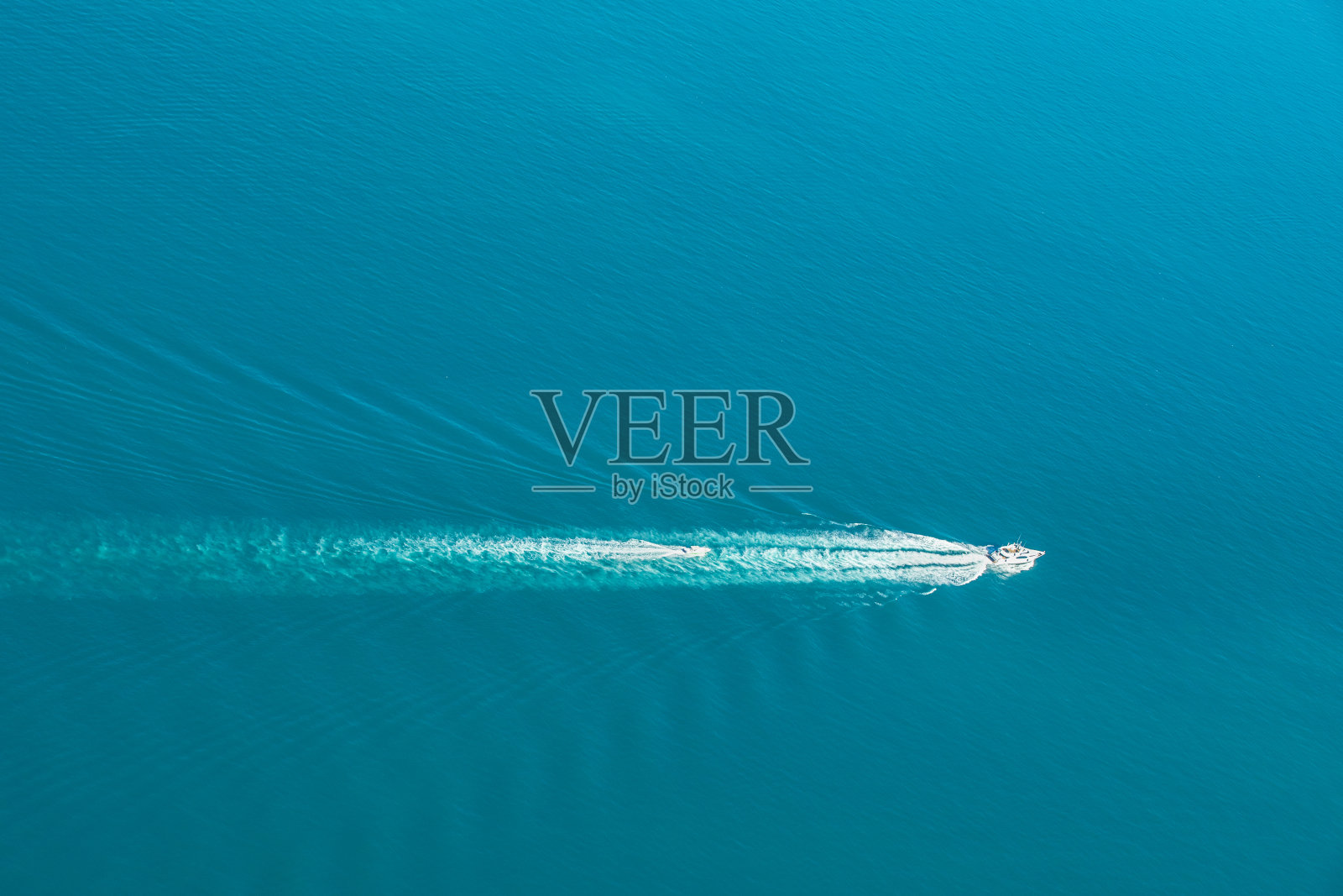 跟随在大船后面的小船照片摄影图片