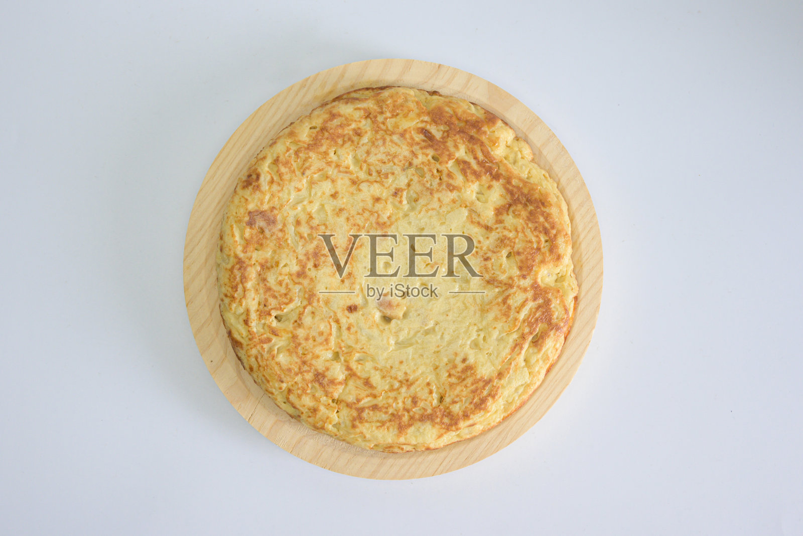 白色的桌子上有一个蛋黄的美味蛋糕照片摄影图片