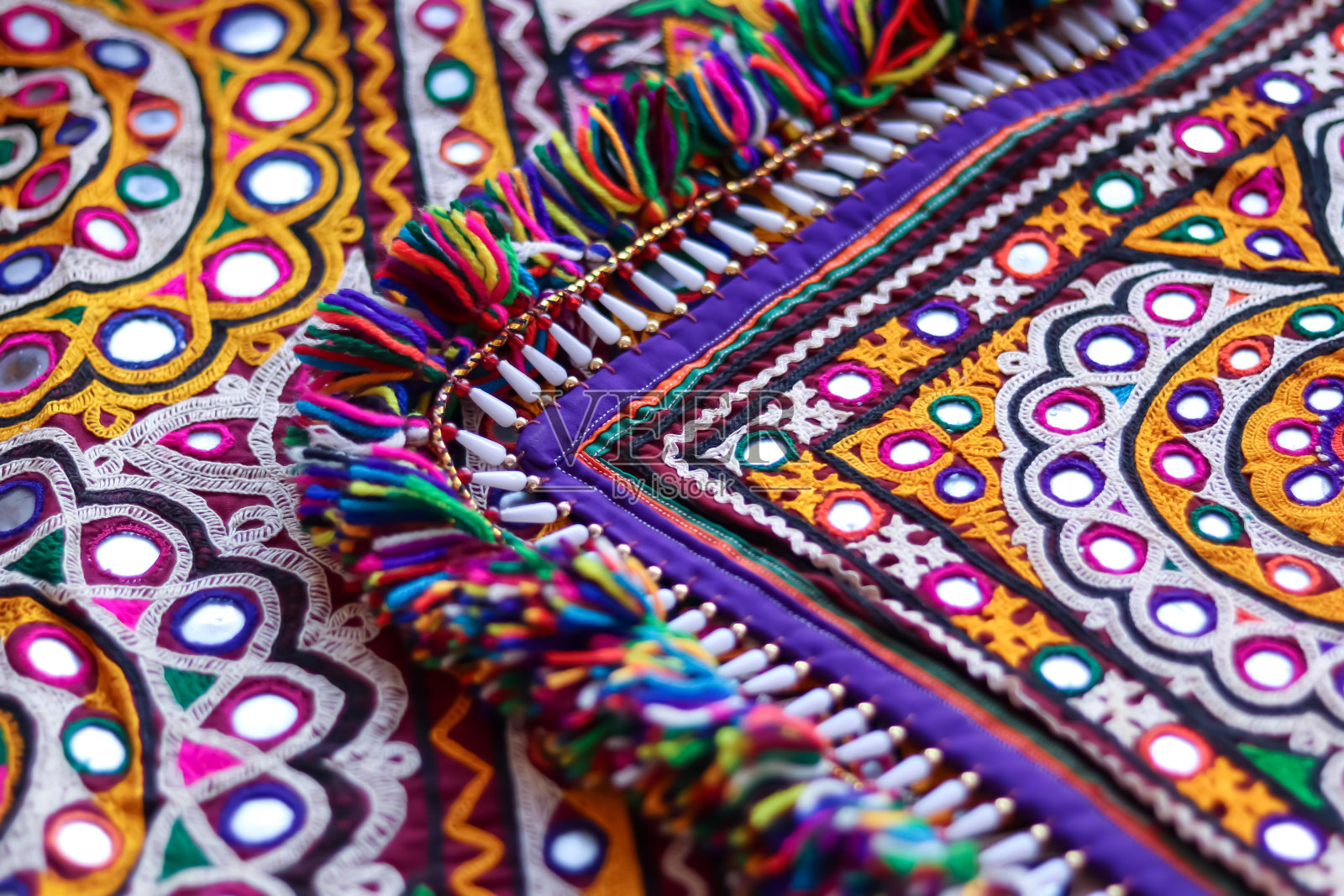 手工或手工刺绣的手工艺品，细节手工羊绒披肩与精致的刺绣。近看，镜像刺绣作品典型的Aahir部落在古吉拉特邦，印度，Rajeshthan印度照片摄影图片