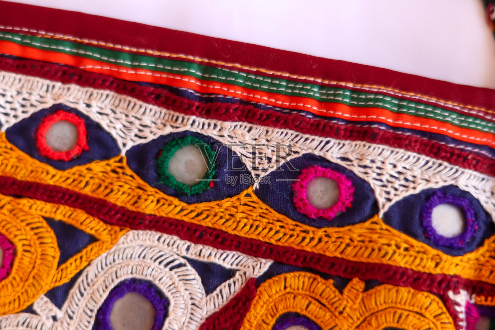 刺绣民族花卉颈部线花设计近看，传统匈牙利马约刺绣图案。印度手工刺绣照片摄影图片