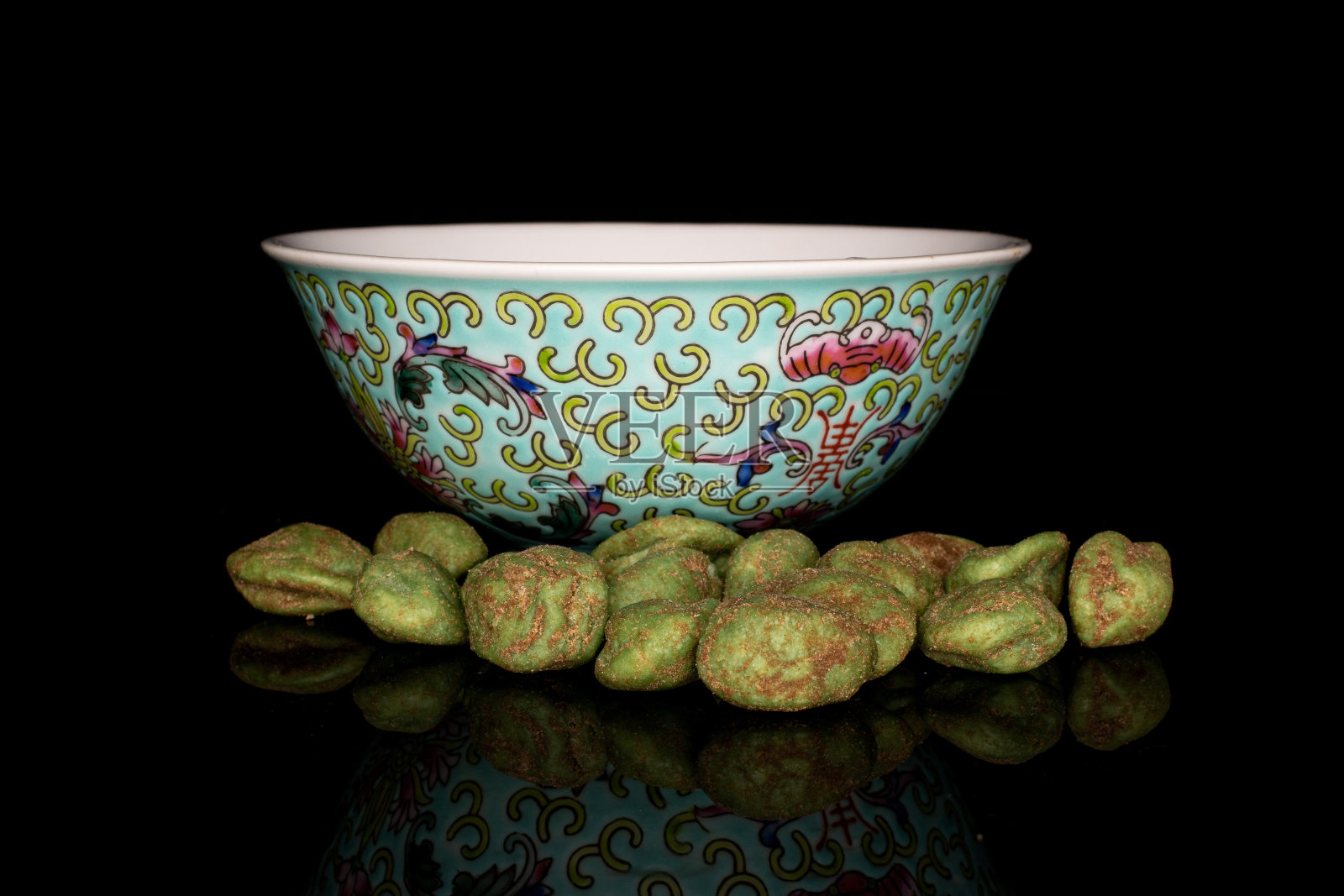 绿芥末花生在黑色玻璃上分离照片摄影图片