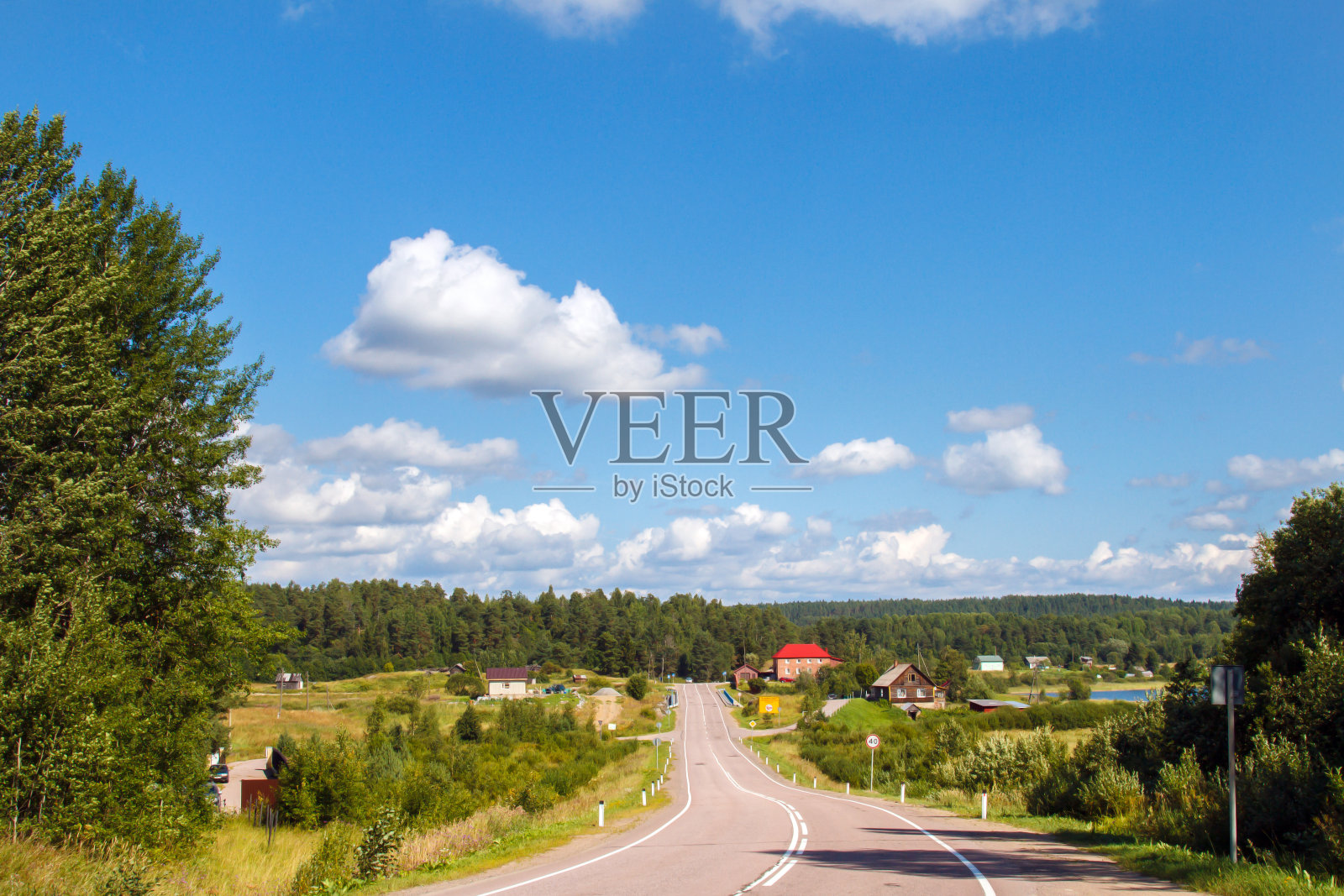 农夫田里的干草堆。照片摄影图片