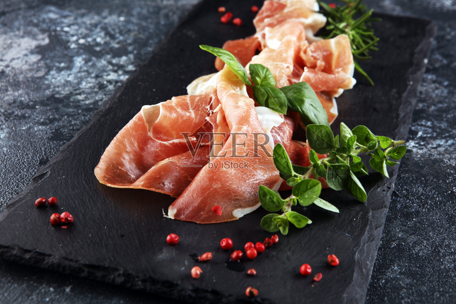 意大利熏火腿或迷迭香火腿。生火腿。照片摄影图片