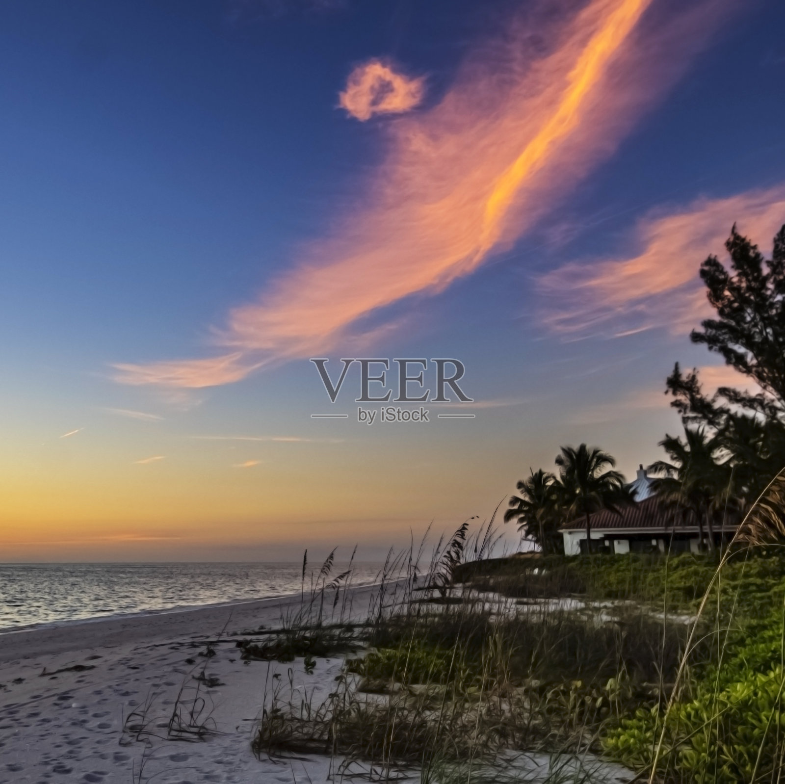 海滩上的日落照片摄影图片