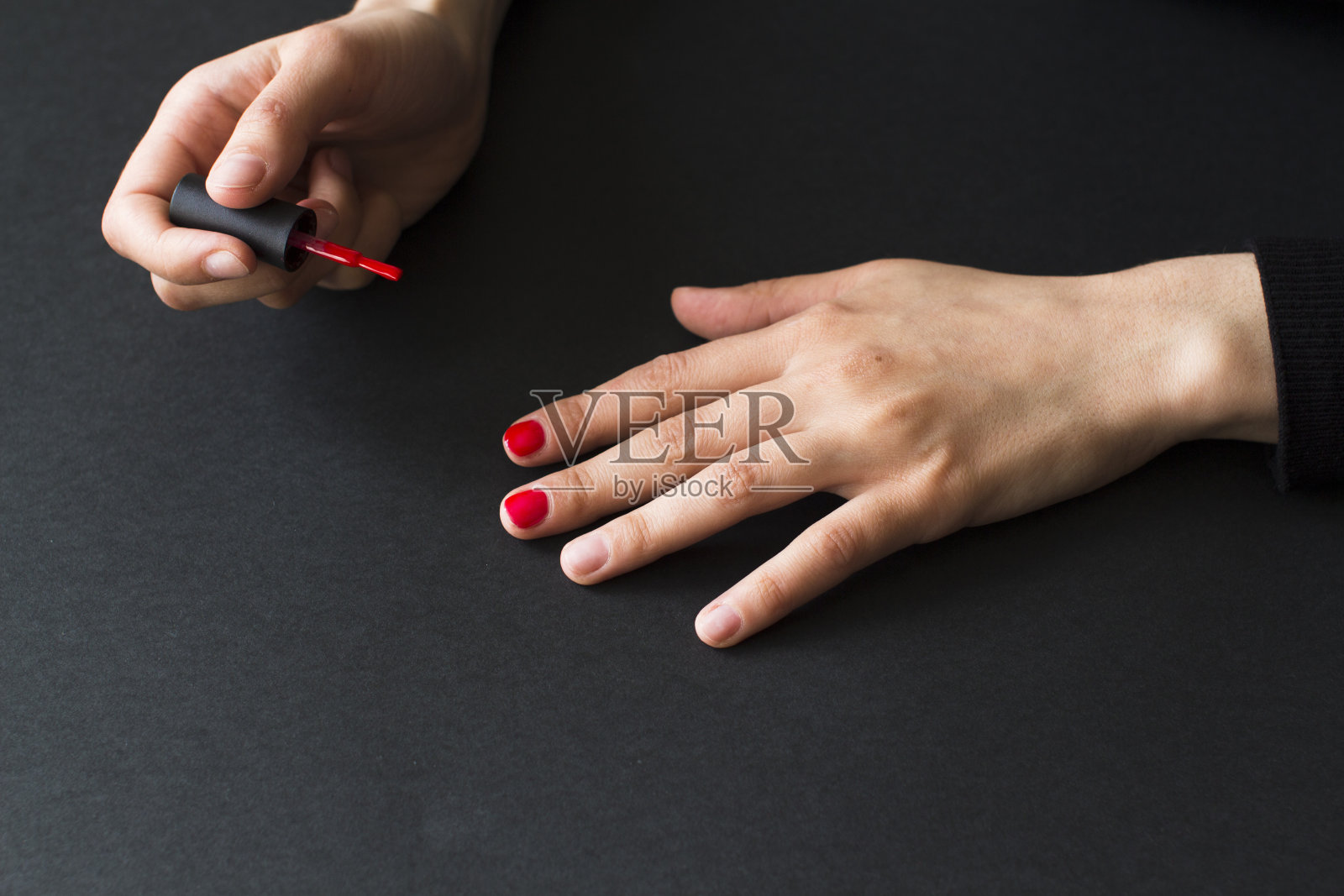 年轻女子在家修指甲照片摄影图片