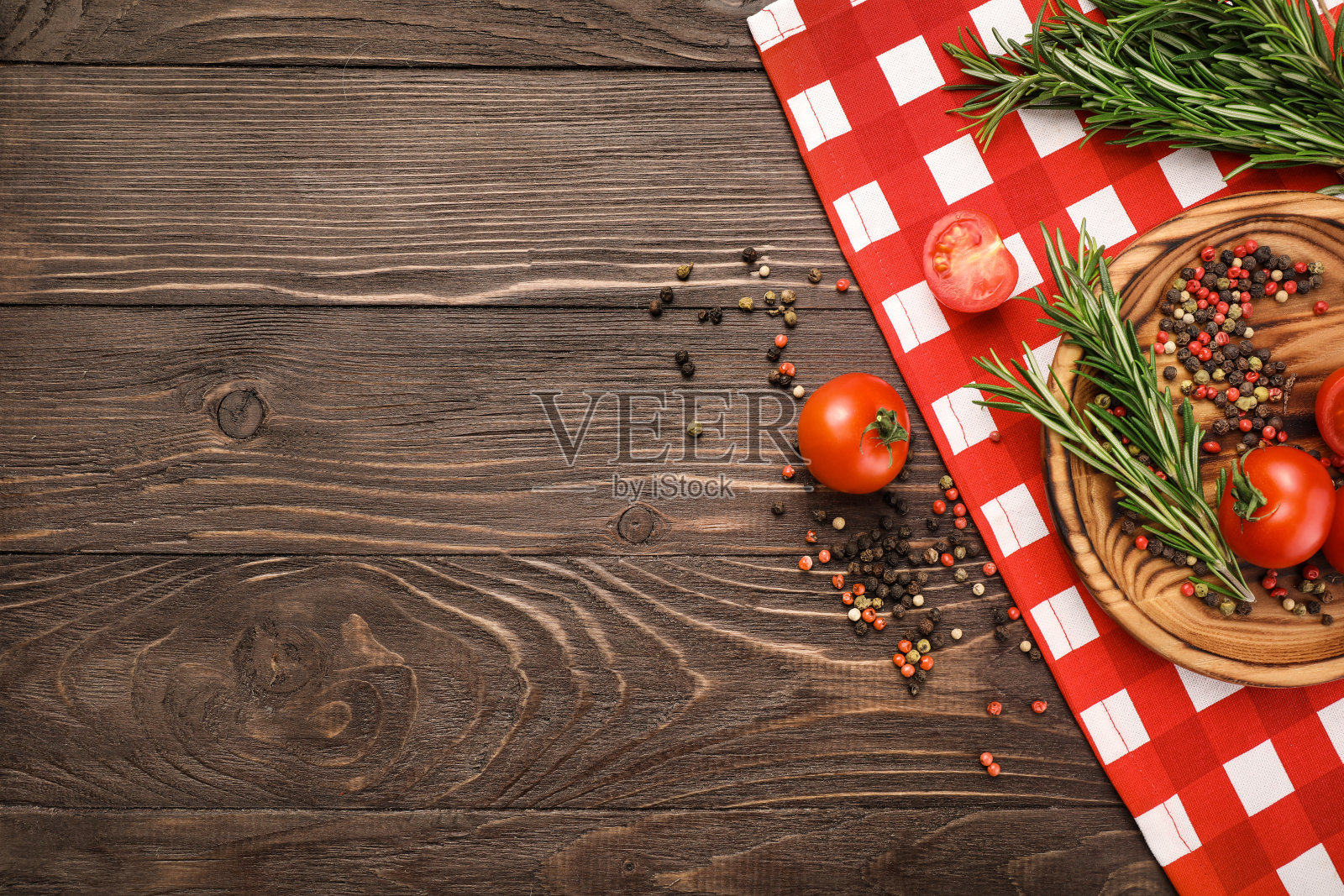 红樱桃番茄和调味料照片摄影图片