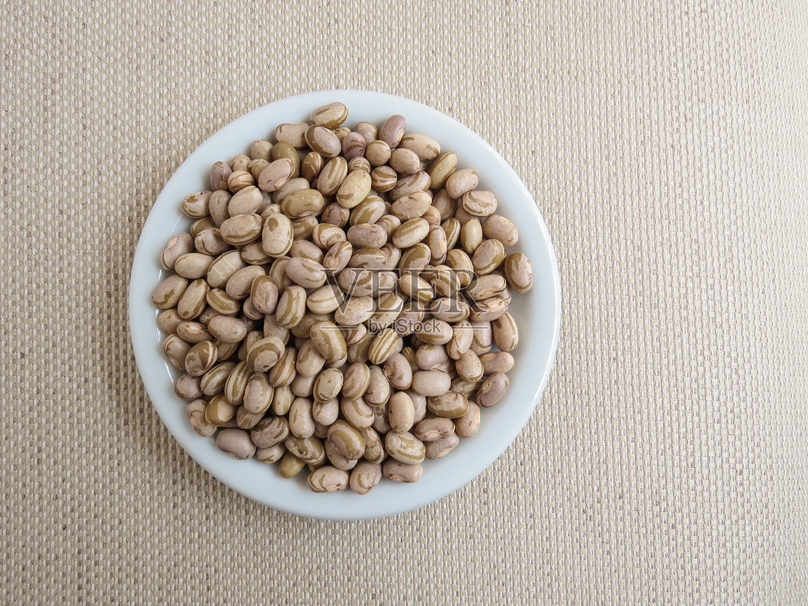 在一块布毛巾上放上生的里约豆。照片摄影图片