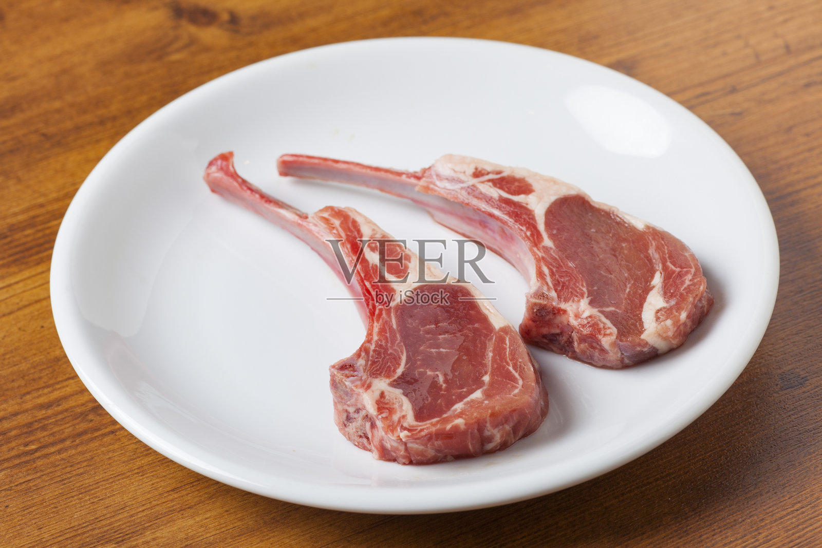 肉很好地摆在餐桌上照片摄影图片