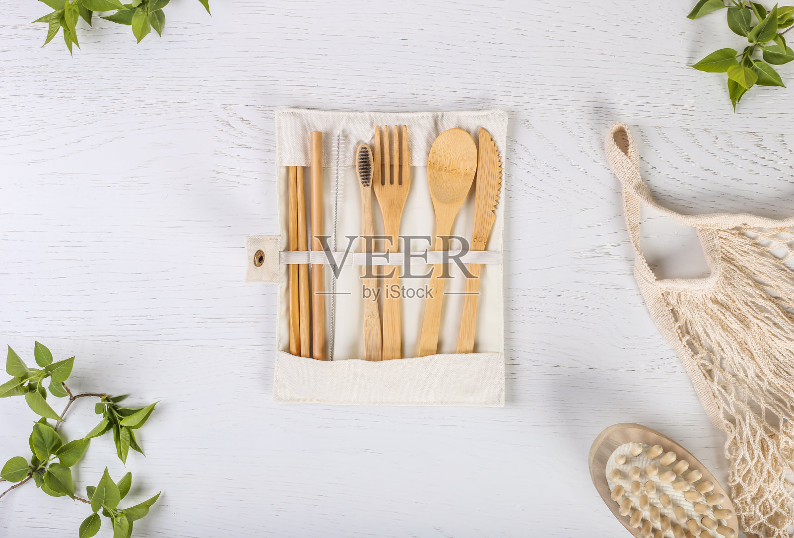 一套环保的竹制餐具，背面是木制的。ECO刷用于按摩、梳。可持续的生活方式。塑料自由概念。俯视图，平铺，模型照片摄影图片