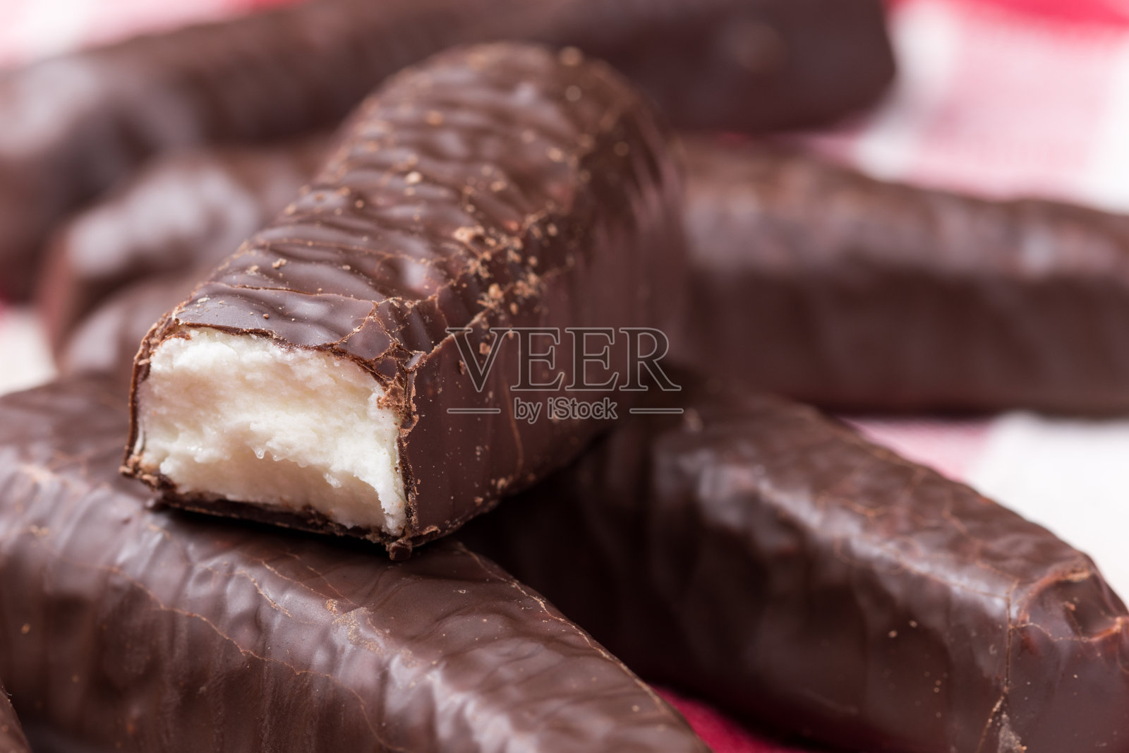 桌子上有一堆巧克力香蕉饼干照片摄影图片