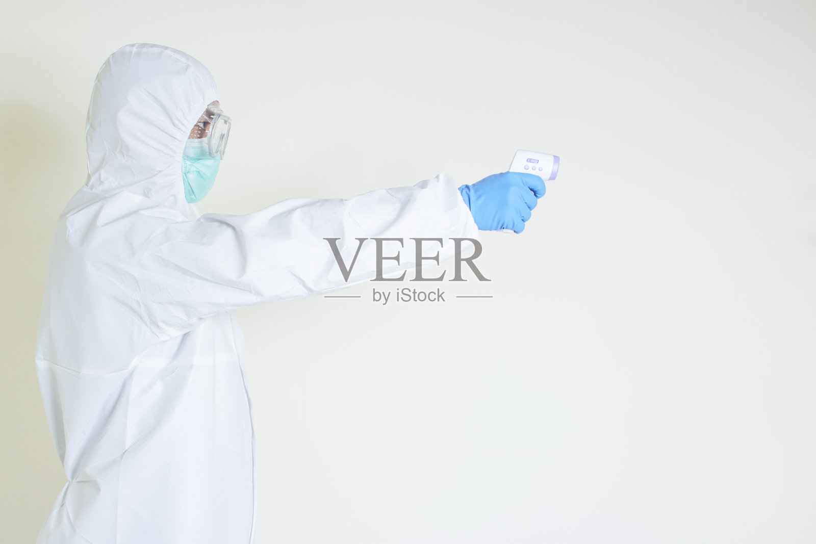 人穿防护服用红外温度计扫描仪病人爆发传染病covid - 19拷贝空间照片摄影图片