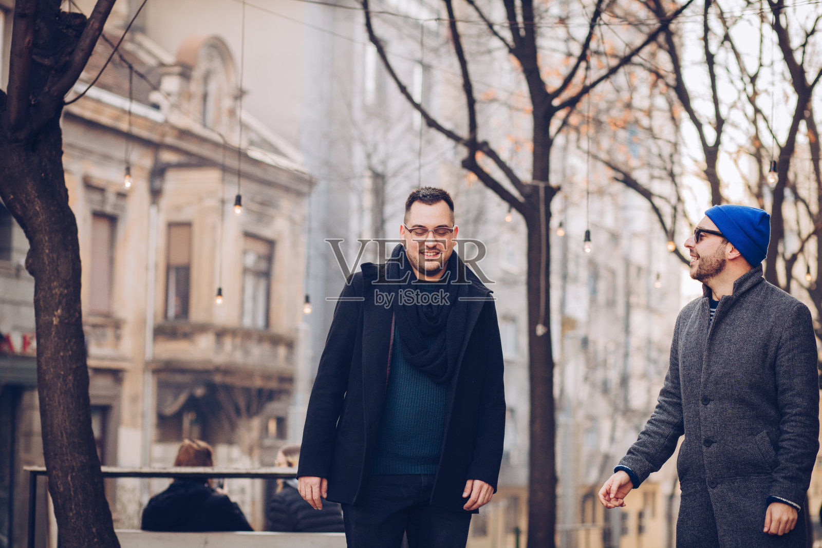 两个微笑的男人一起出去玩照片摄影图片