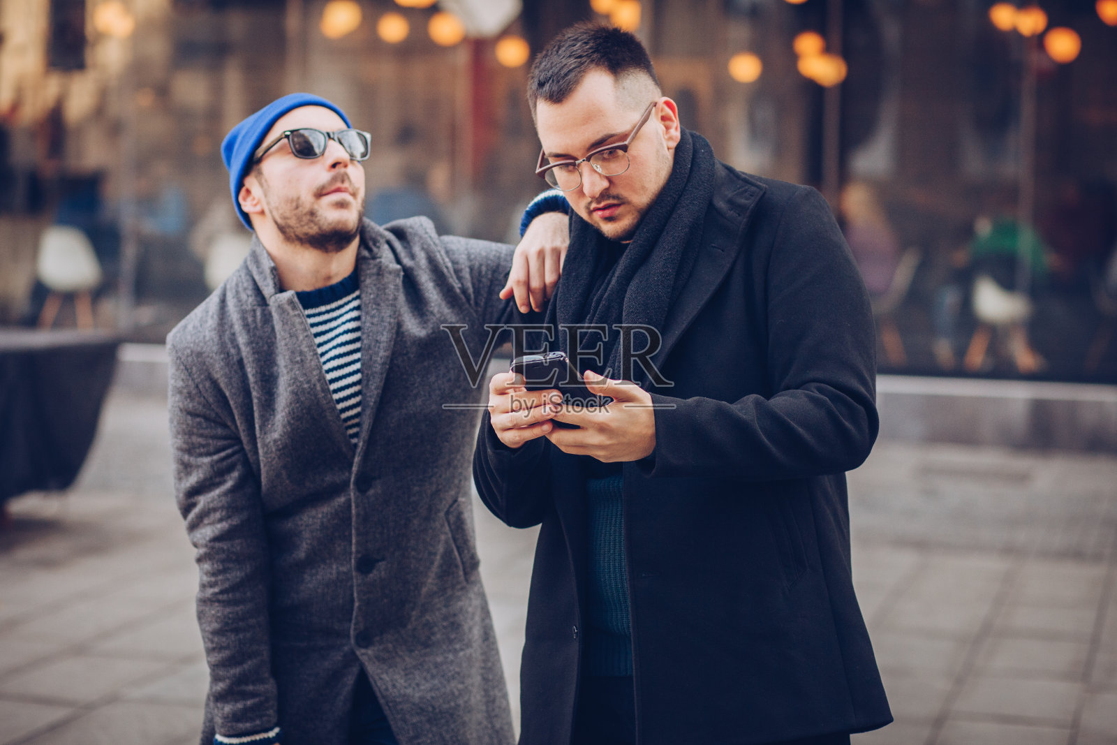 阳光明媚的日子里，年轻男人聚在一起照片摄影图片