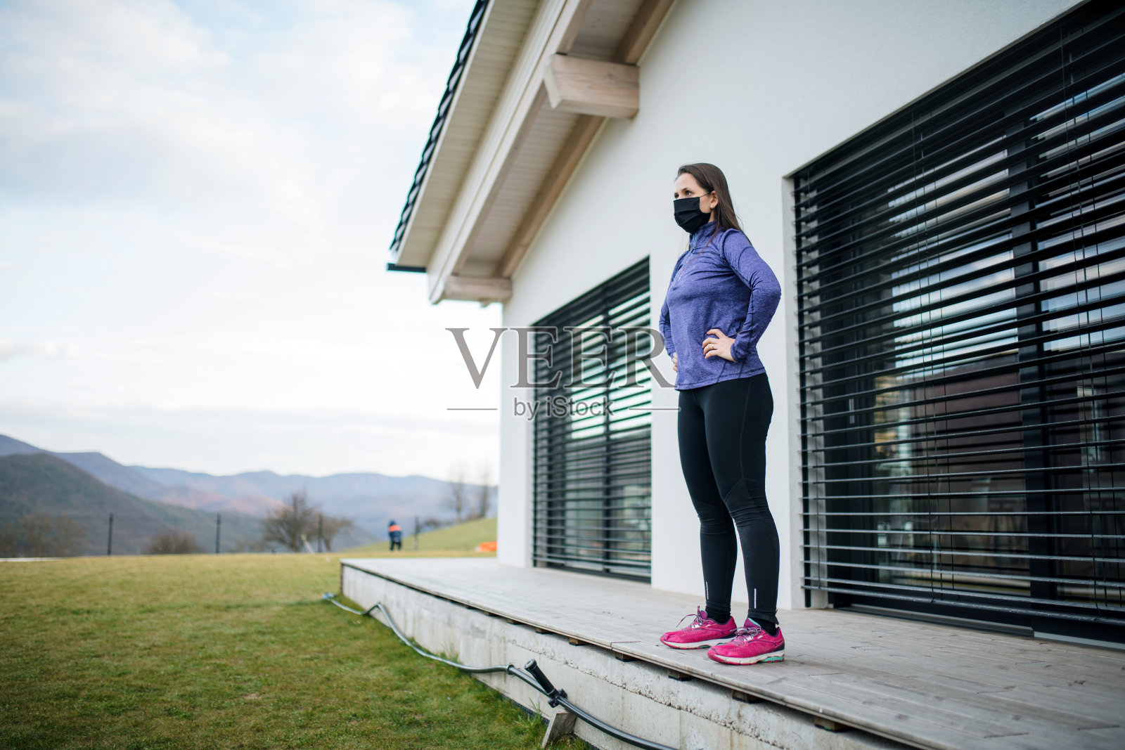 在家带口罩的妇女，冠状病毒和检疫概念。照片摄影图片