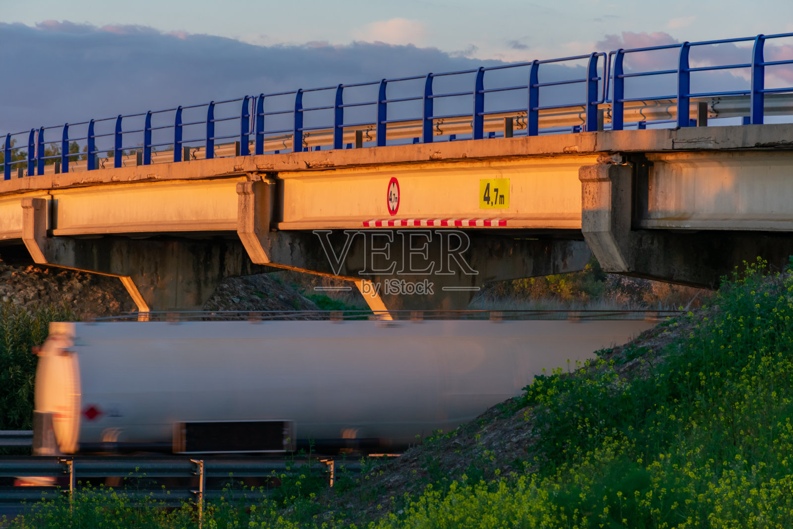 高速公路上的一座老桥，有最高高度指示器照片摄影图片