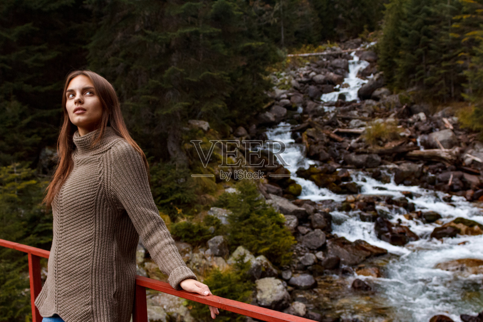 一个女孩的肖像在秋天的森林的背景照片摄影图片
