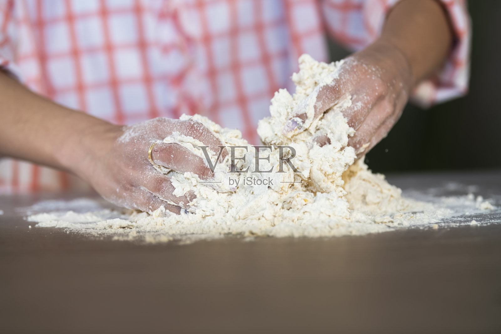 一个女人在厨房的台上揉面团照片摄影图片