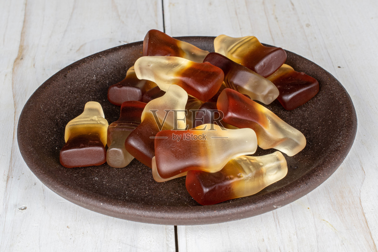 灰色的木头上有甜甜的果冻可乐照片摄影图片