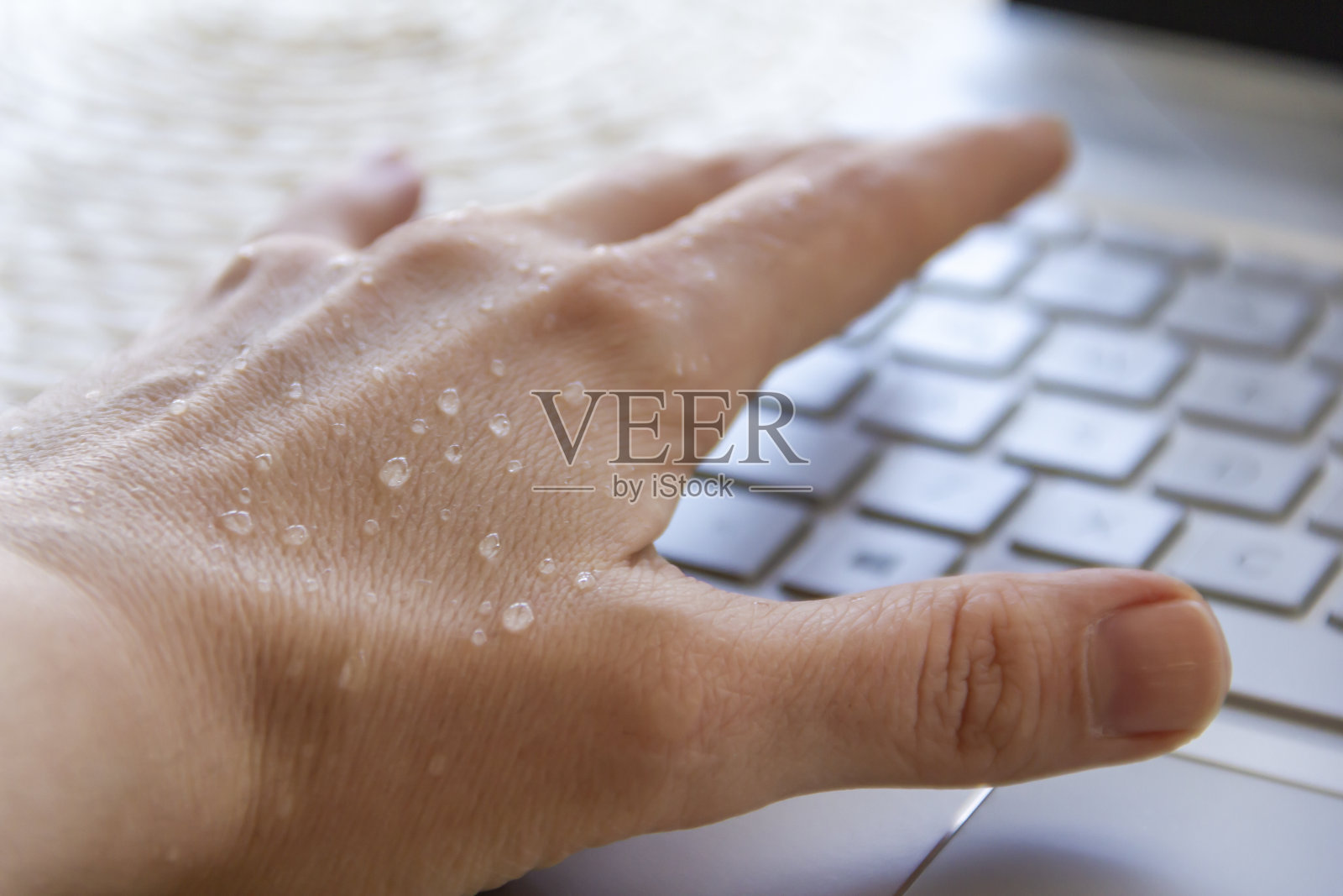 拿着水滴的手正在打字照片摄影图片