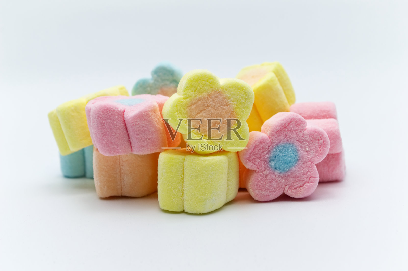 棉花糖形状的粉白色花朵，孤立在白色背景上。照片摄影图片