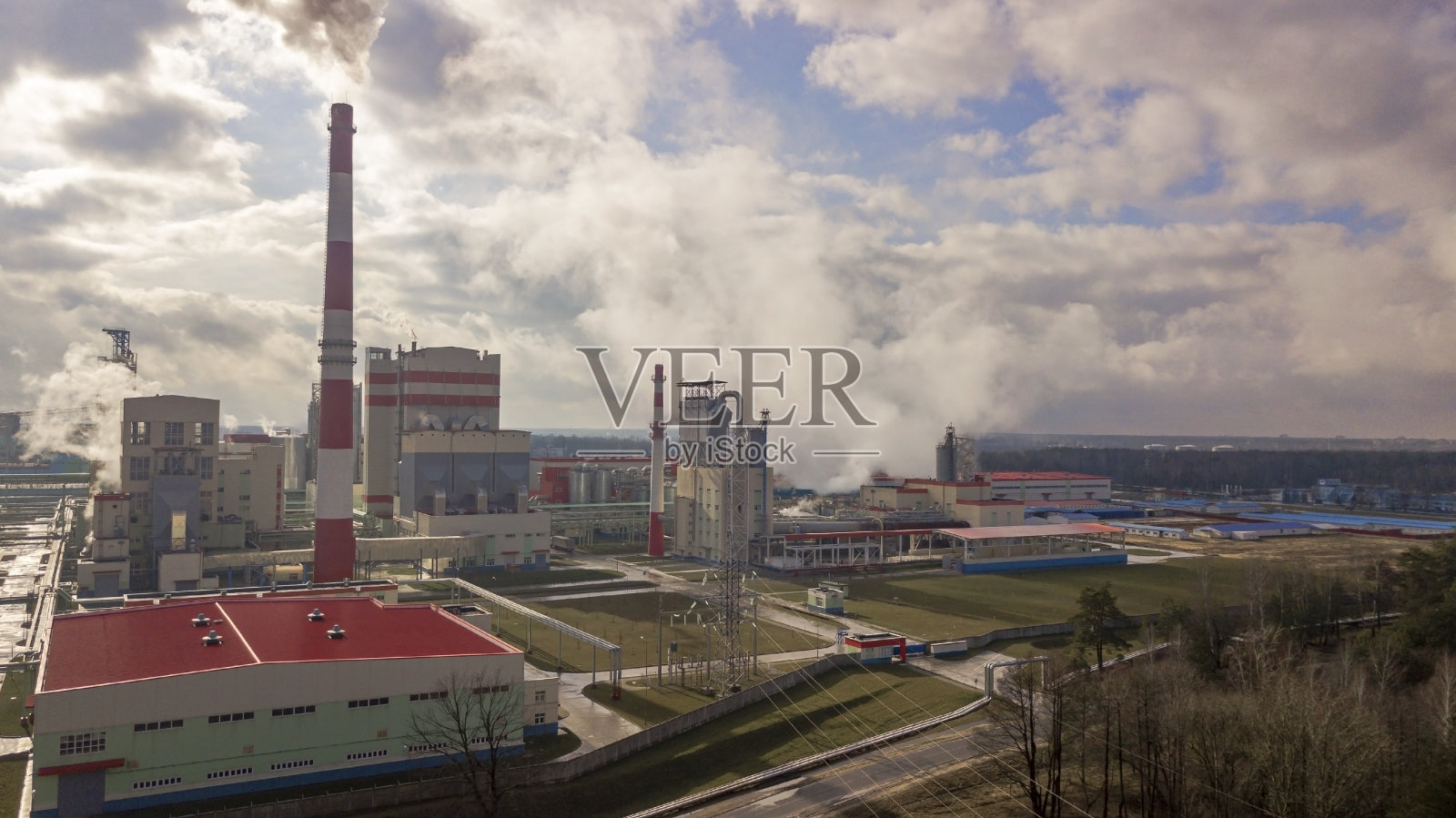 该工厂在日落时从管道排放烟雾，污染物进入大气。环境灾难。有害排放。废气。46、化工衬经典蓝天。照片摄影图片