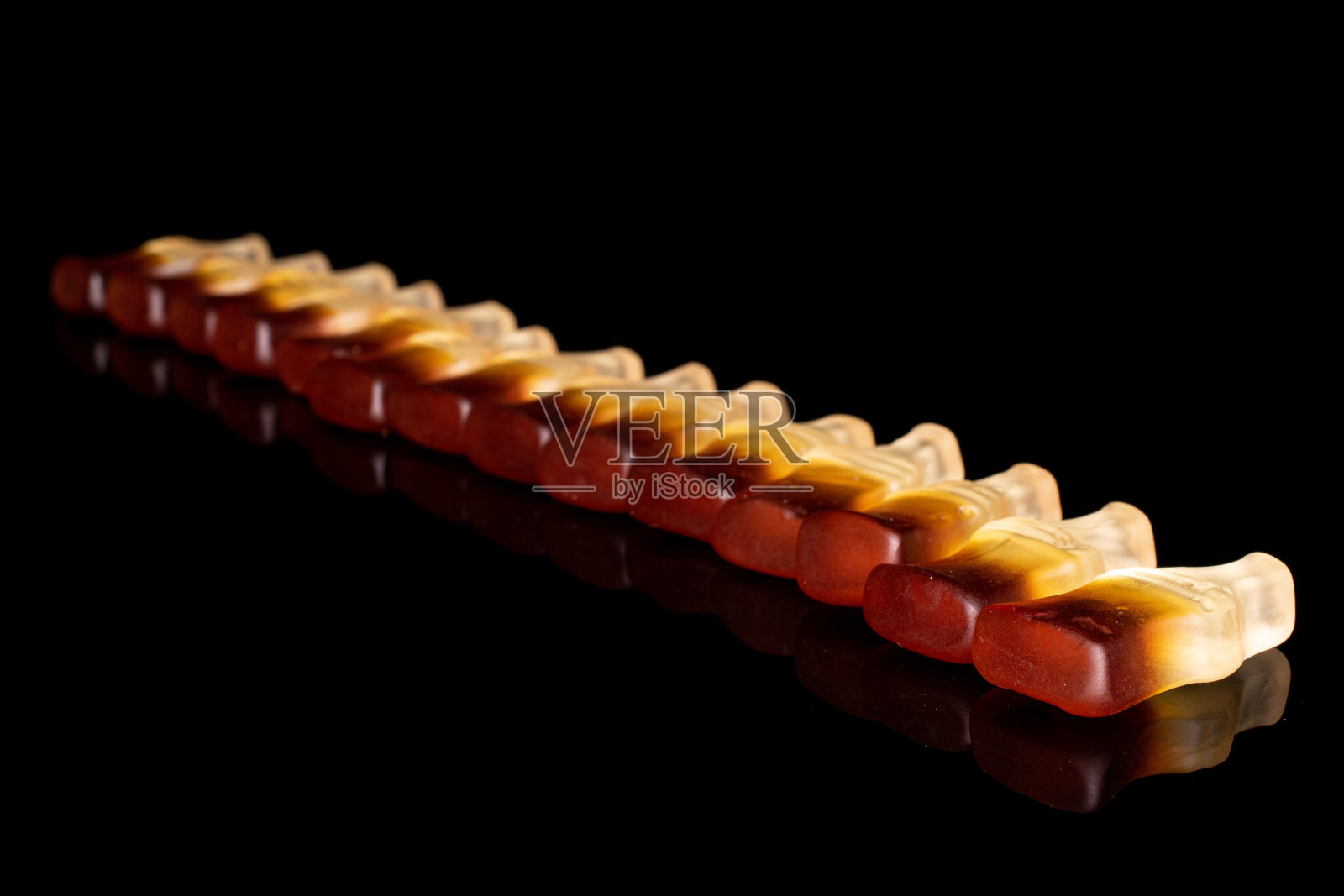 甜果冻可乐孤立在黑色玻璃照片摄影图片