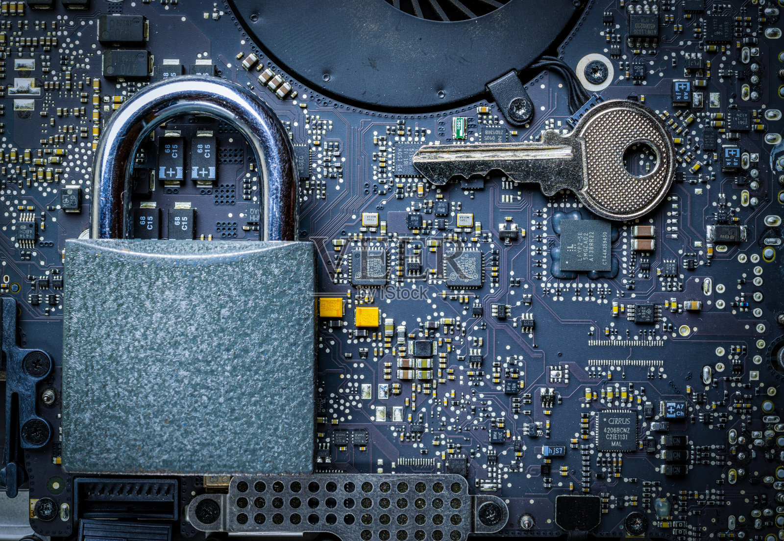 网络安全锁。安全计算机数据互联网保护与锁，密钥上的微方案芯片。黑客攻击与数据泄露、信息泄露的概念。照片摄影图片