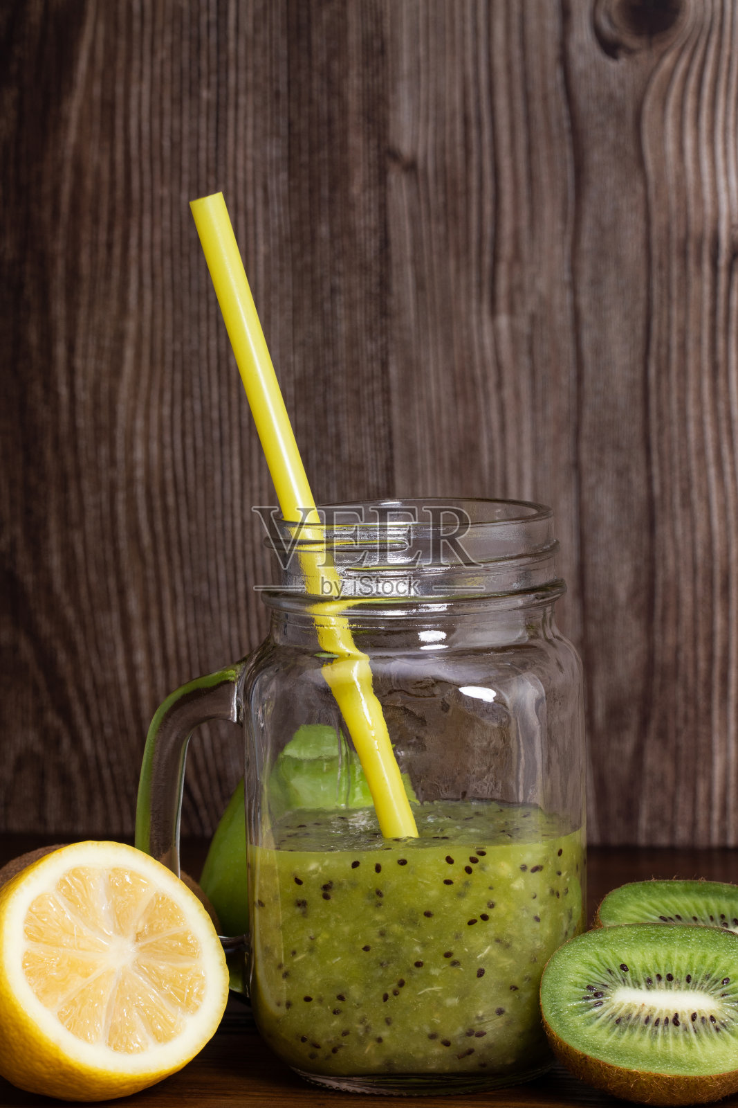 混合绿色冰沙与猕猴桃和青苹果在木背景照片摄影图片