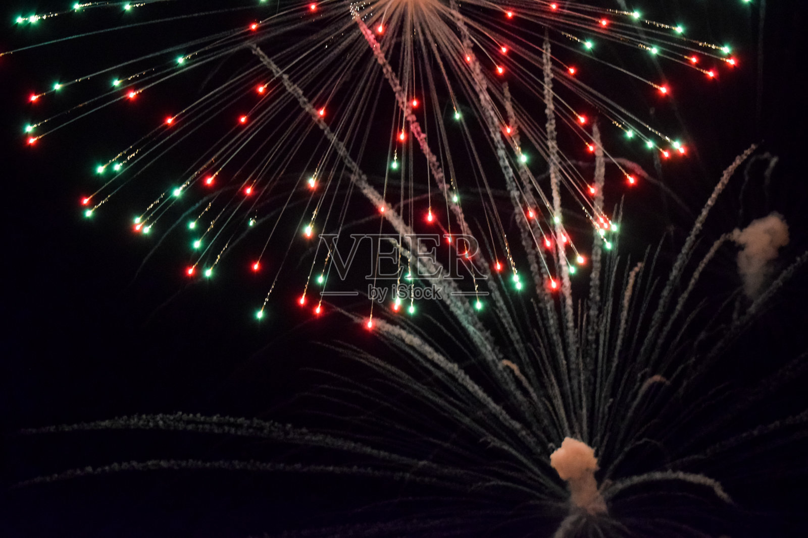 节日的问候在夜空中。烟花和烟火在天空中爆炸。照片摄影图片