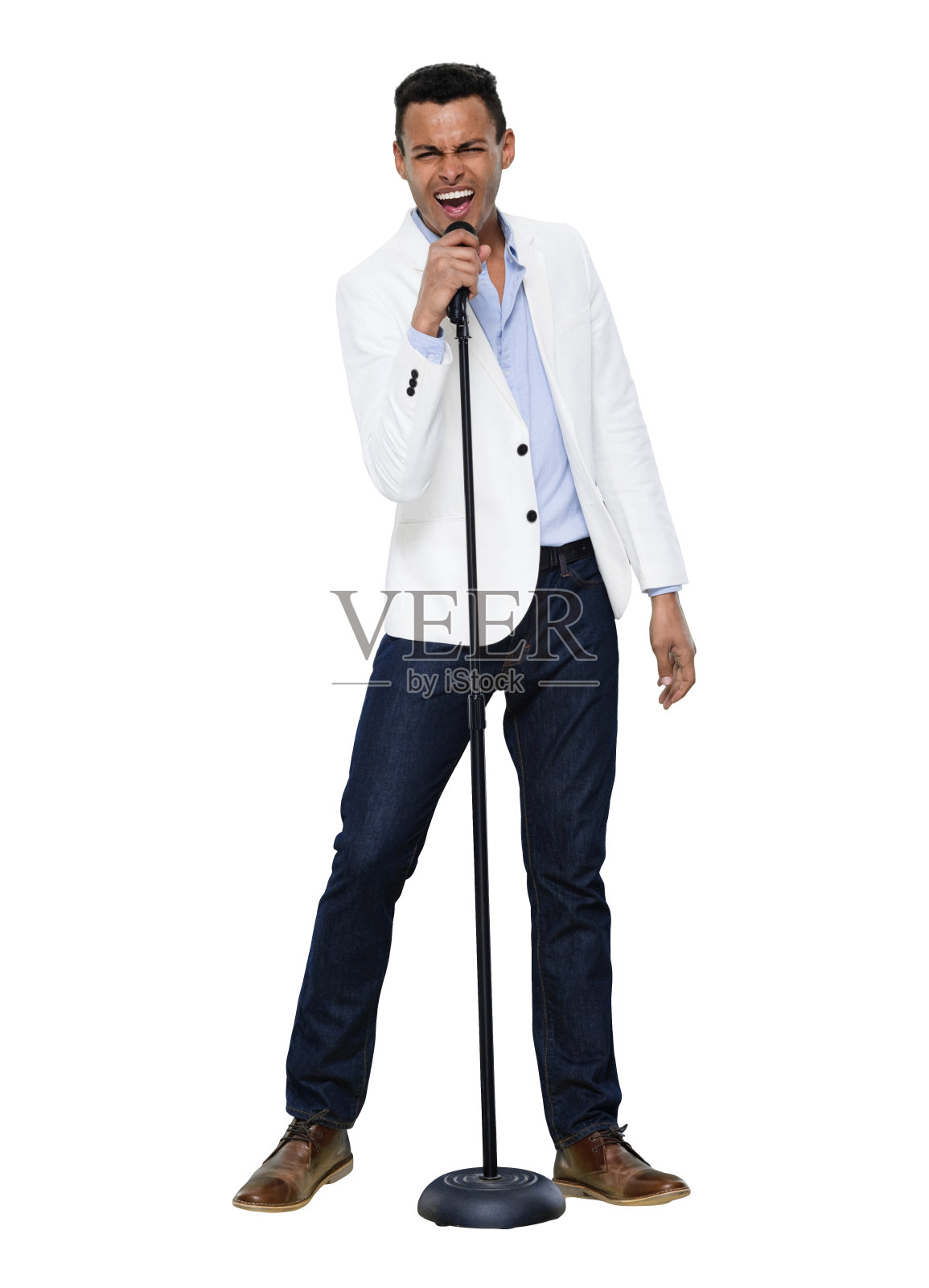 非裔美籍年轻男歌手在白色背景前跳舞穿着纽扣衬衫和拿着麦克风支架照片摄影图片