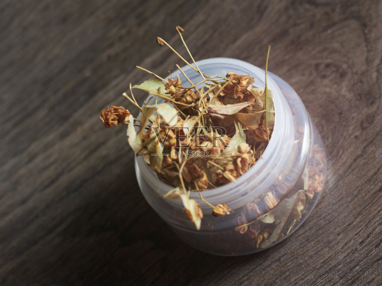 在一个罐子里干燥的药材，宏照片摄影图片