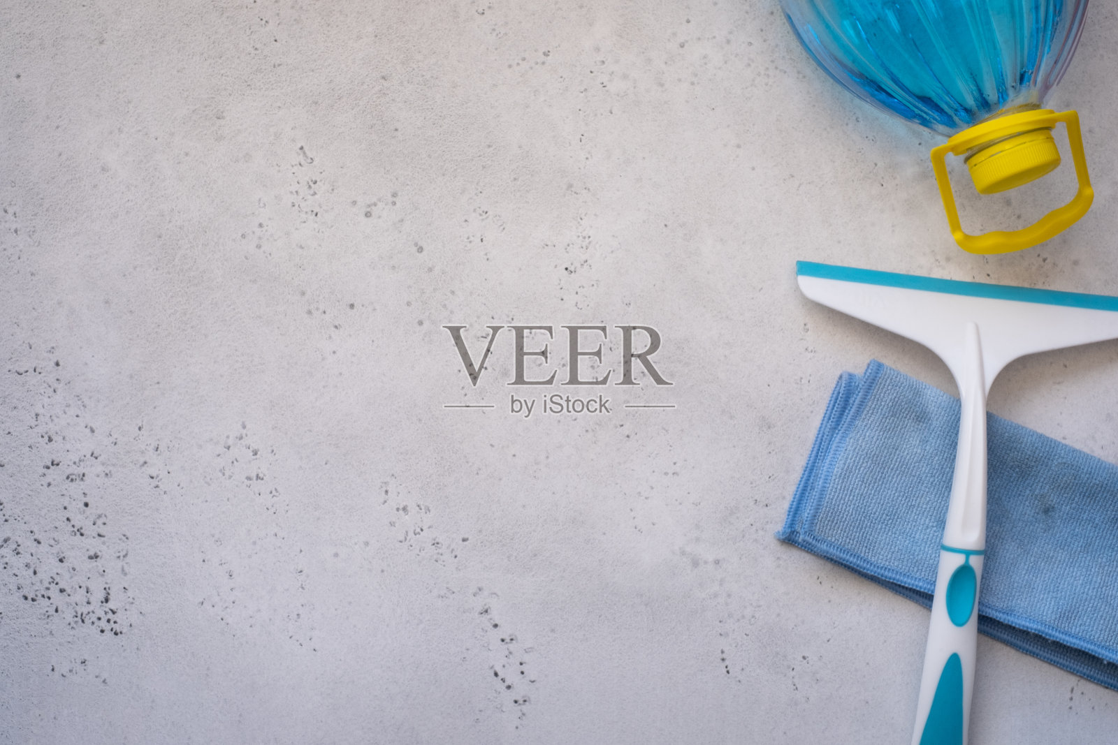 用超细纤维和洗涤液清洗车窗。照片摄影图片