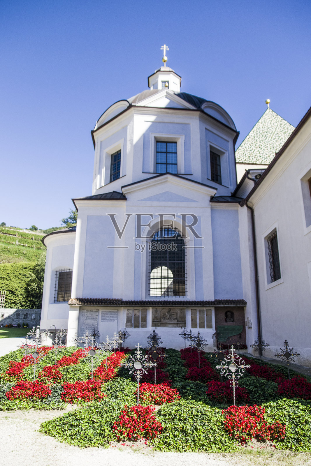 蓝天下的欧式山间教堂照片摄影图片