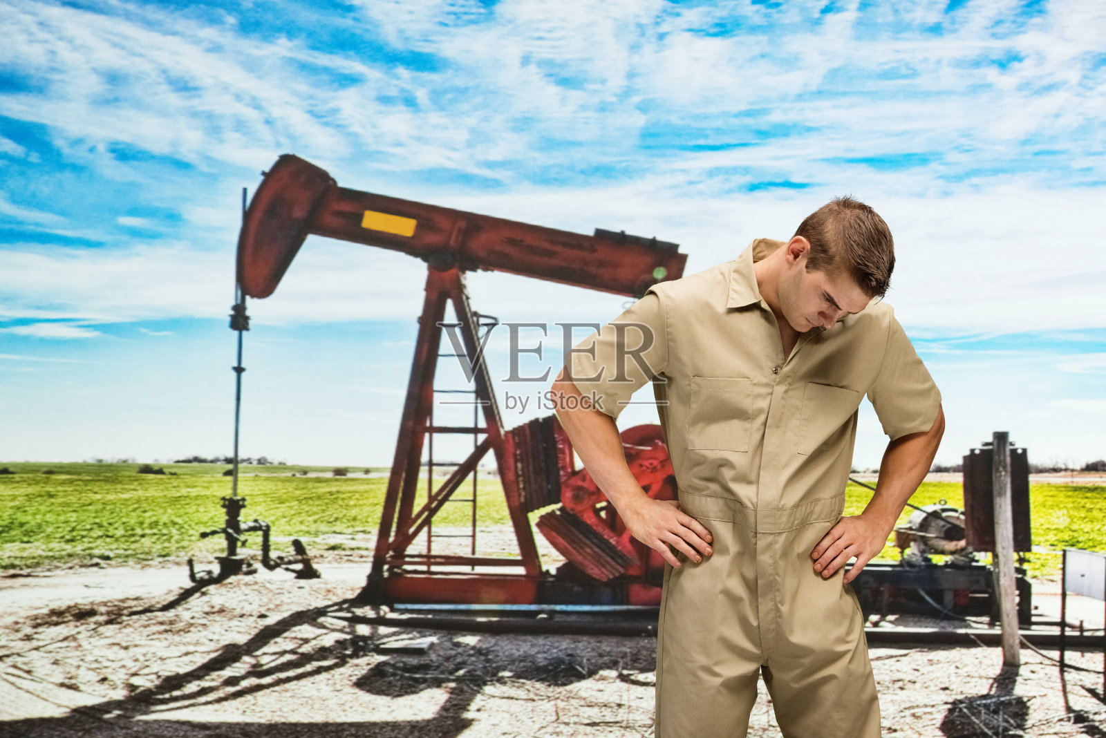 身穿工作服的白人男子照片摄影图片