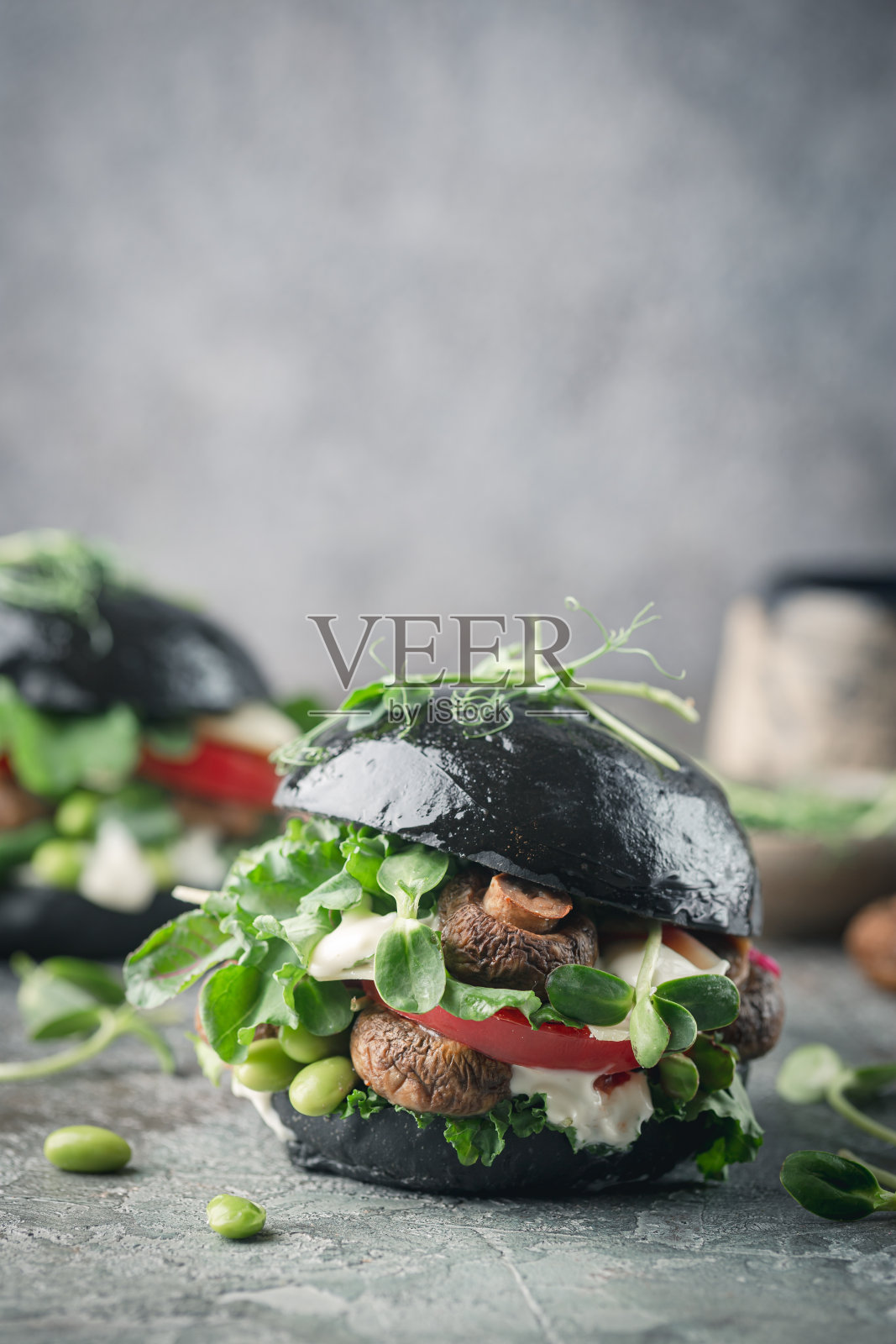 素蘑菇黑汉堡。照片摄影图片