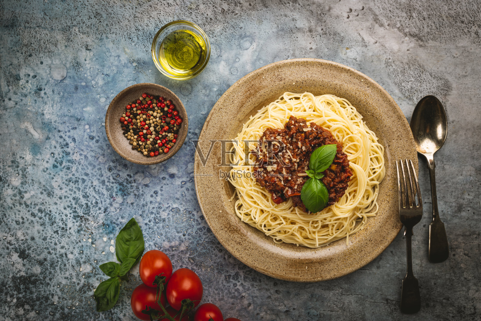 意大利肉酱面，俯视图照片摄影图片
