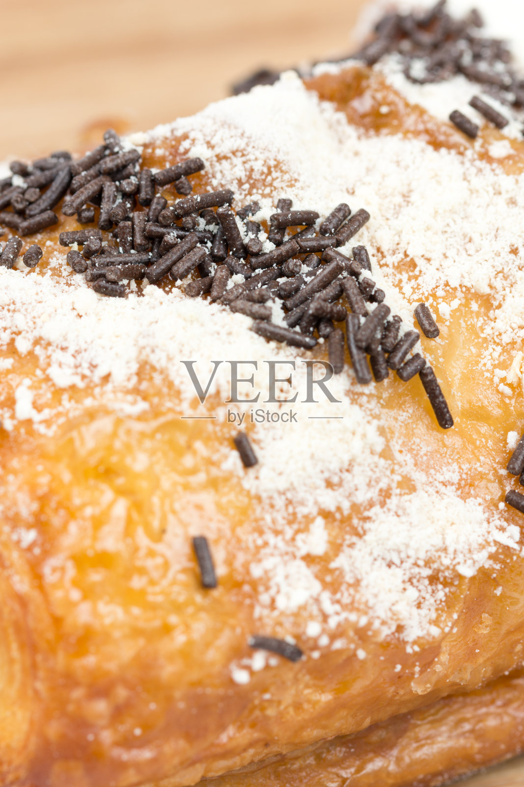 巧克力牛角面包放在一块木板上，隔白照片摄影图片