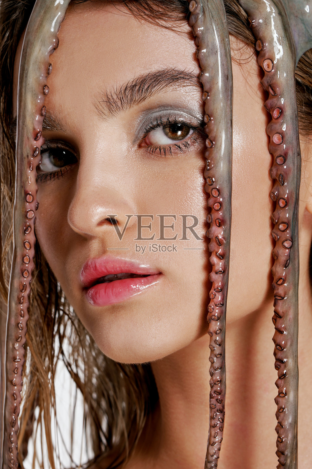 一个女孩和章鱼的特写肖像照片摄影图片