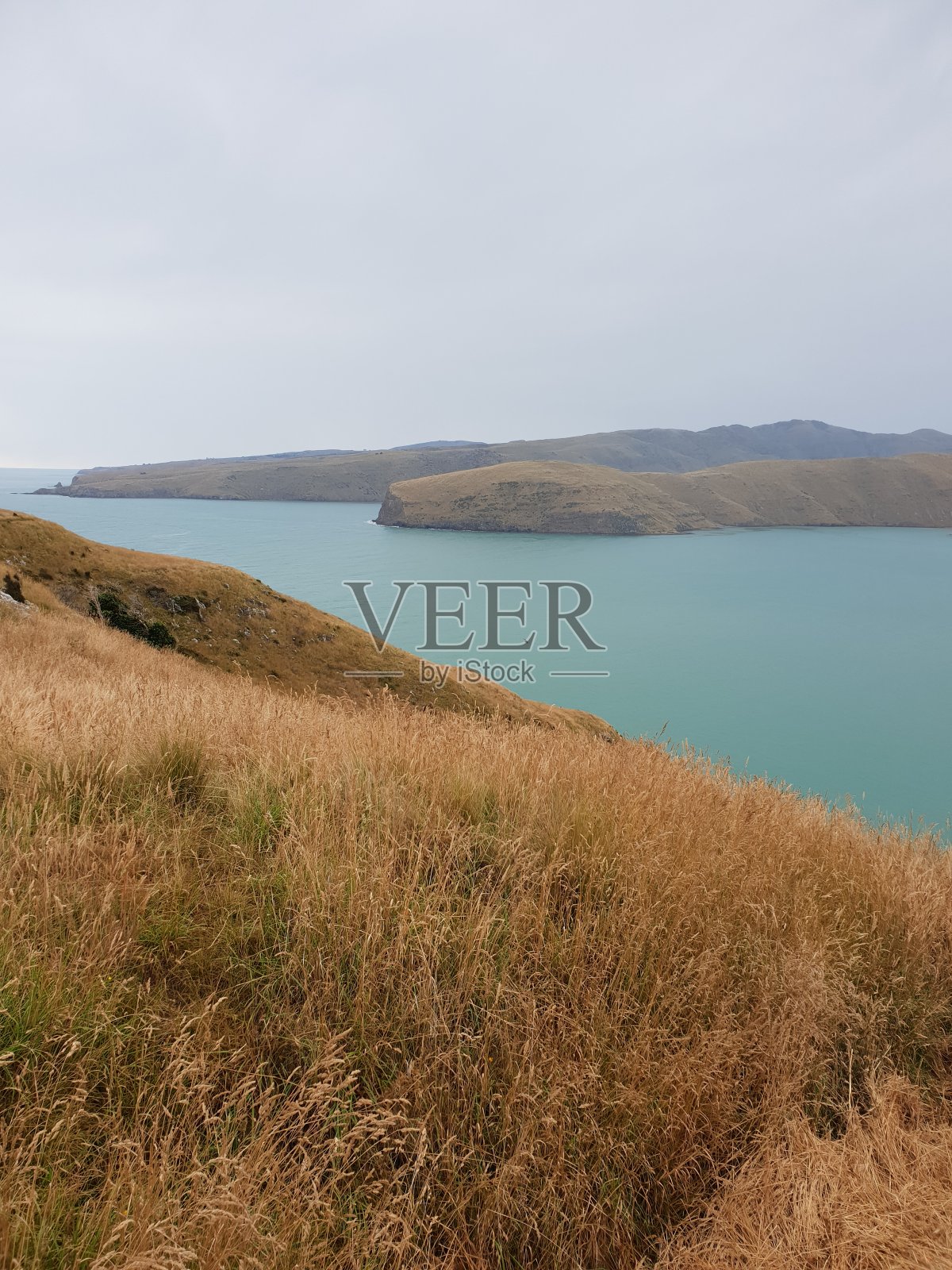 新西兰南部被群山环绕的蓝色湖照片摄影图片