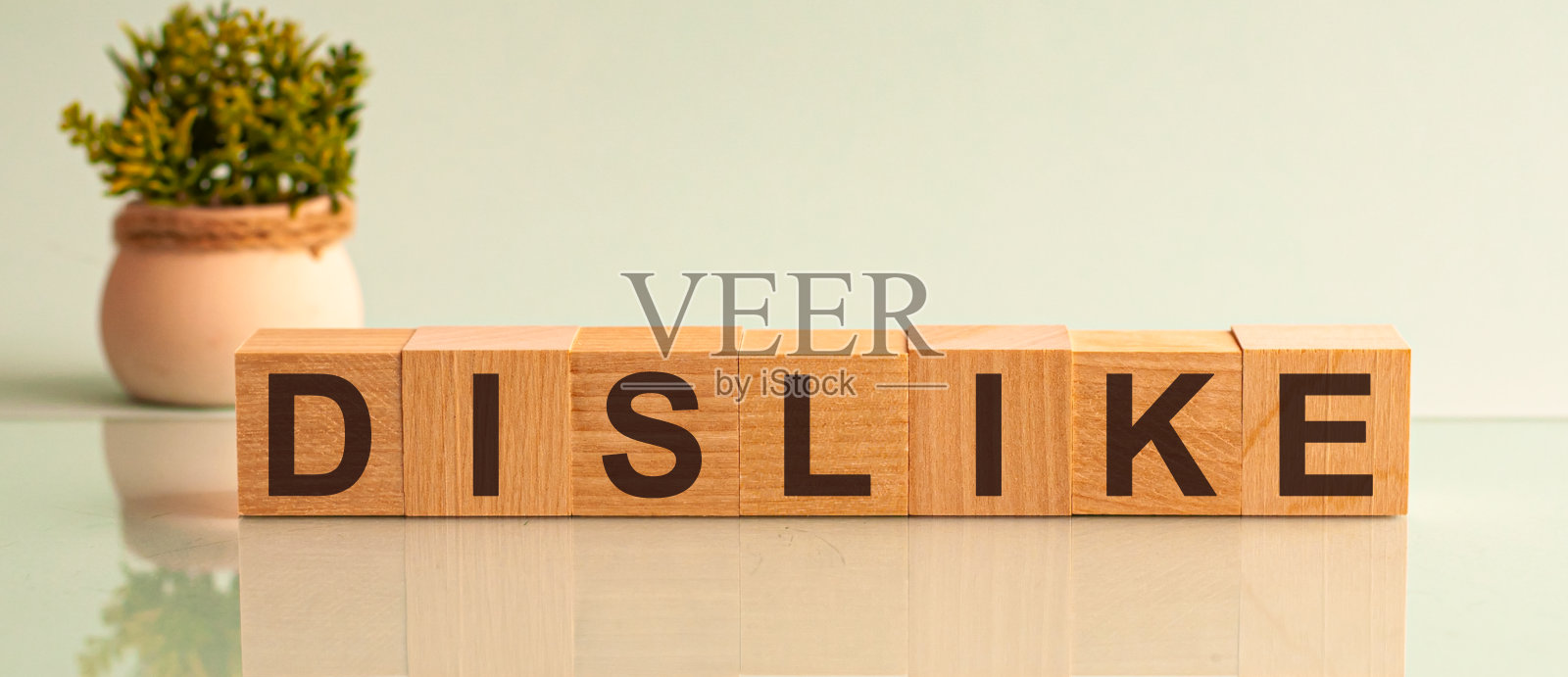 不喜欢的字写在木板上。社区文字木桌为您设计，俯视图概念。照片摄影图片