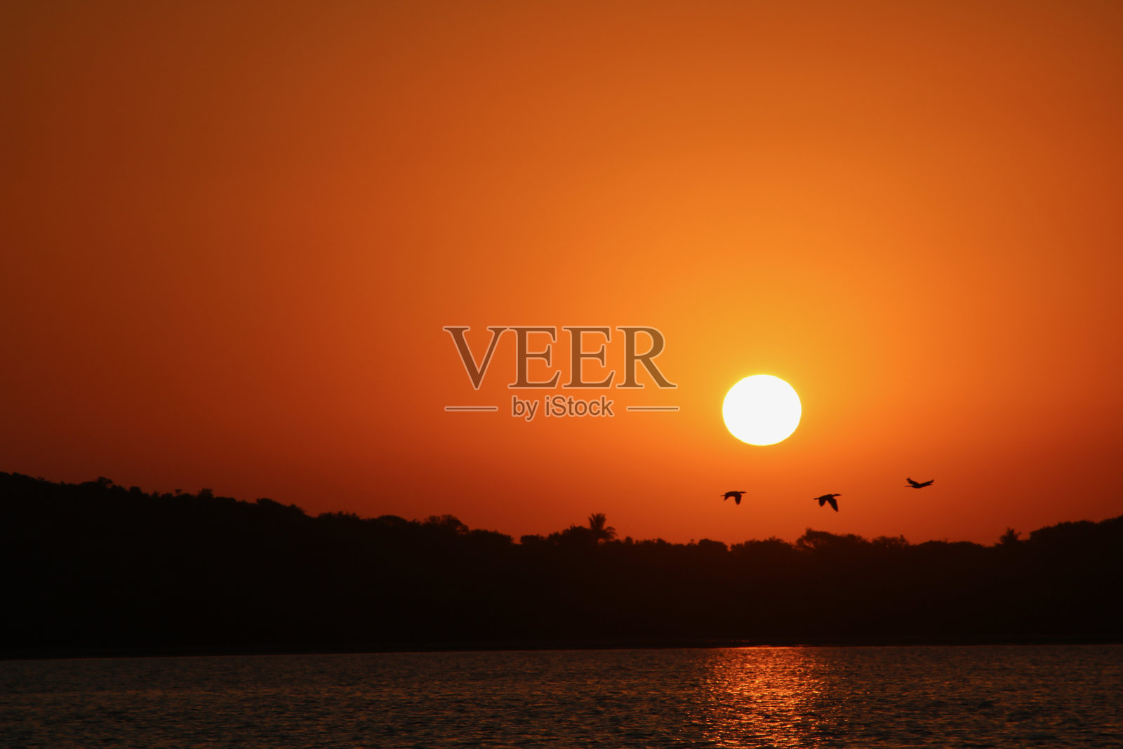 日落时分的宁静——因哈卡岛照片摄影图片